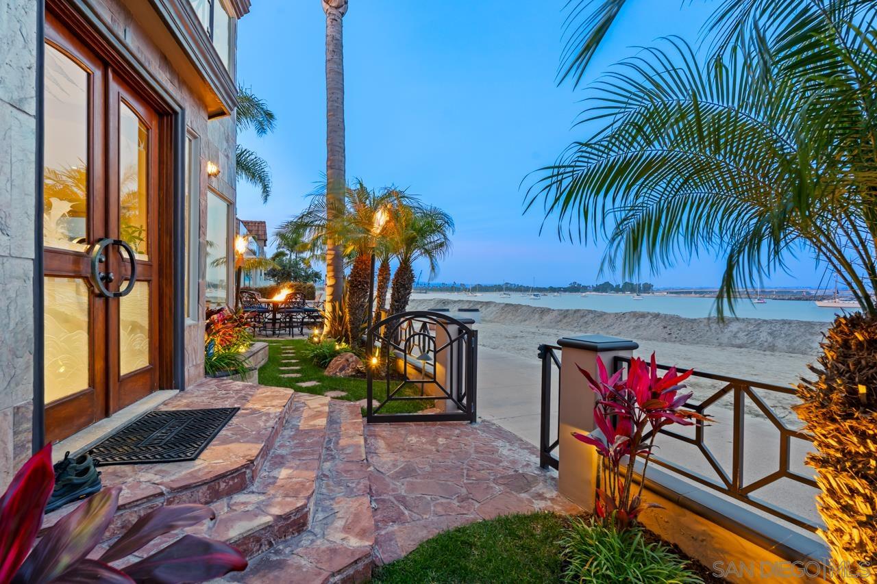 Detail Gallery Image 13 of 50 For 2741  Bayside Walk, San Diego,  CA 92109 - 3 Beds | 2/2 Baths
