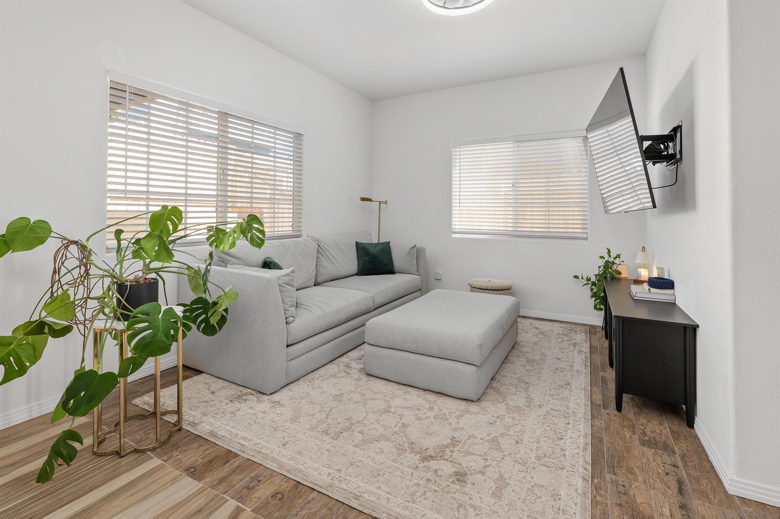 Detail Gallery Image 4 of 14 For 62  Country Club Cir, Chula Vista,  CA 91911 - 3 Beds | 3 Baths