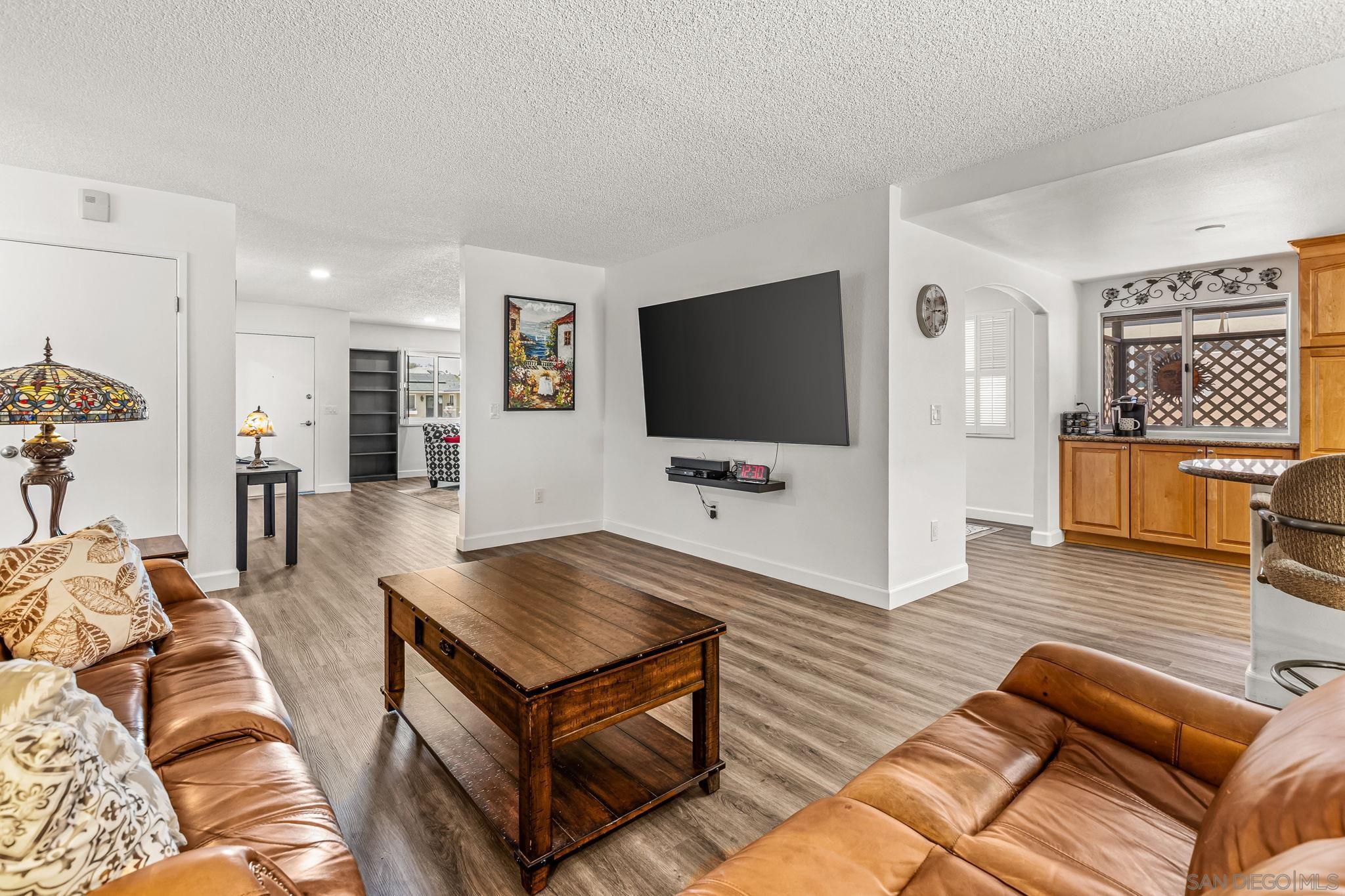 Detail Gallery Image 11 of 34 For 1261  La Mirada Ave, Escondido,  CA 92026 - 3 Beds | 2 Baths