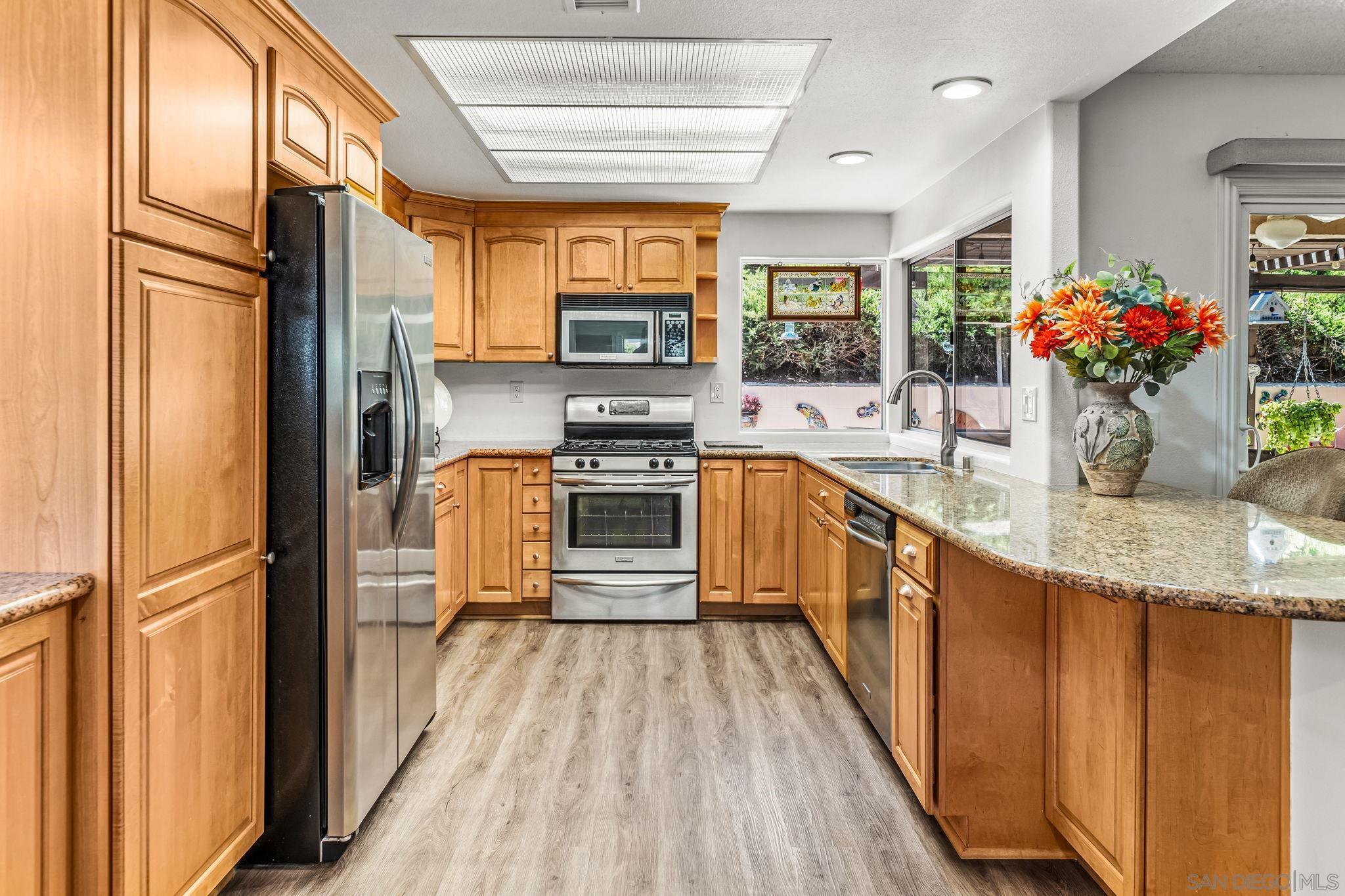 Detail Gallery Image 4 of 34 For 1261  La Mirada Ave, Escondido,  CA 92026 - 3 Beds | 2 Baths