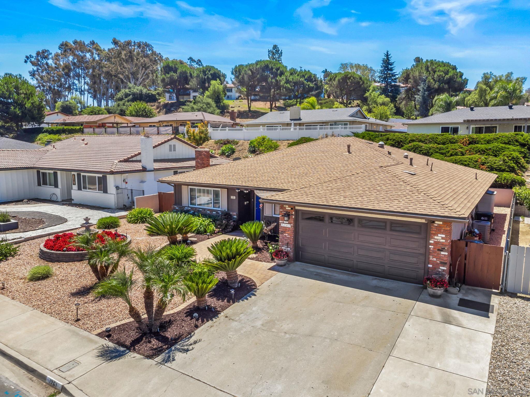 Detail Gallery Image 5 of 34 For 1261  La Mirada Ave, Escondido,  CA 92026 - 3 Beds | 2 Baths