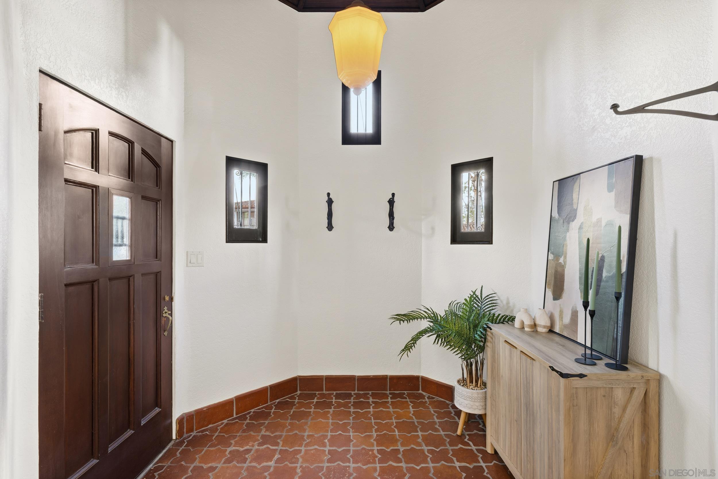 Detail Gallery Image 4 of 59 For 4668 E Talmadge Drive, San Diego,  CA 92116 - 3 Beds | 2/1 Baths