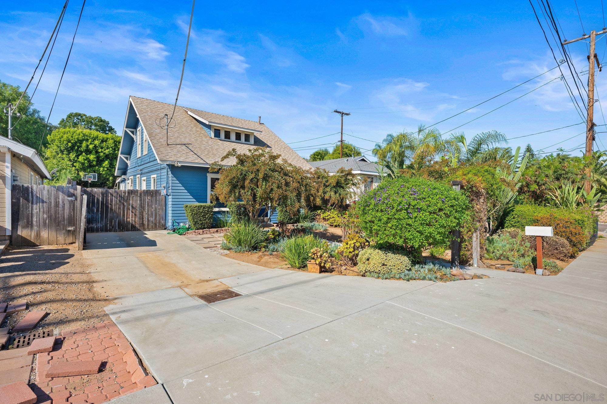 Detail Gallery Image 2 of 23 For 409 S Tulip, Escondido,  CA 92025 - 4 Beds | 2 Baths