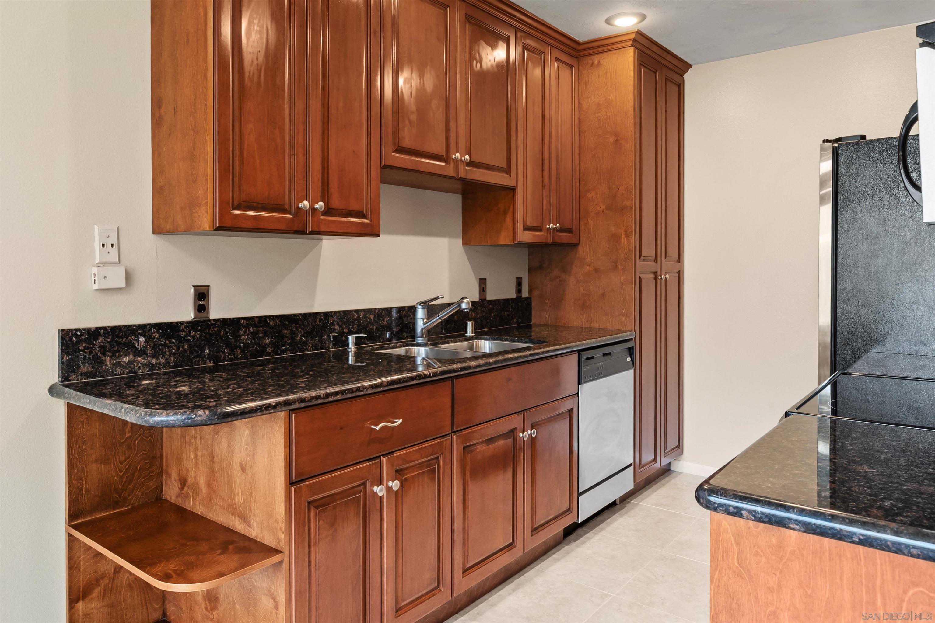 Detail Gallery Image 7 of 30 For 8561  Villa La Jolla Dr  #K,  La Jolla,  CA 92037 - 1 Beds | 1 Baths