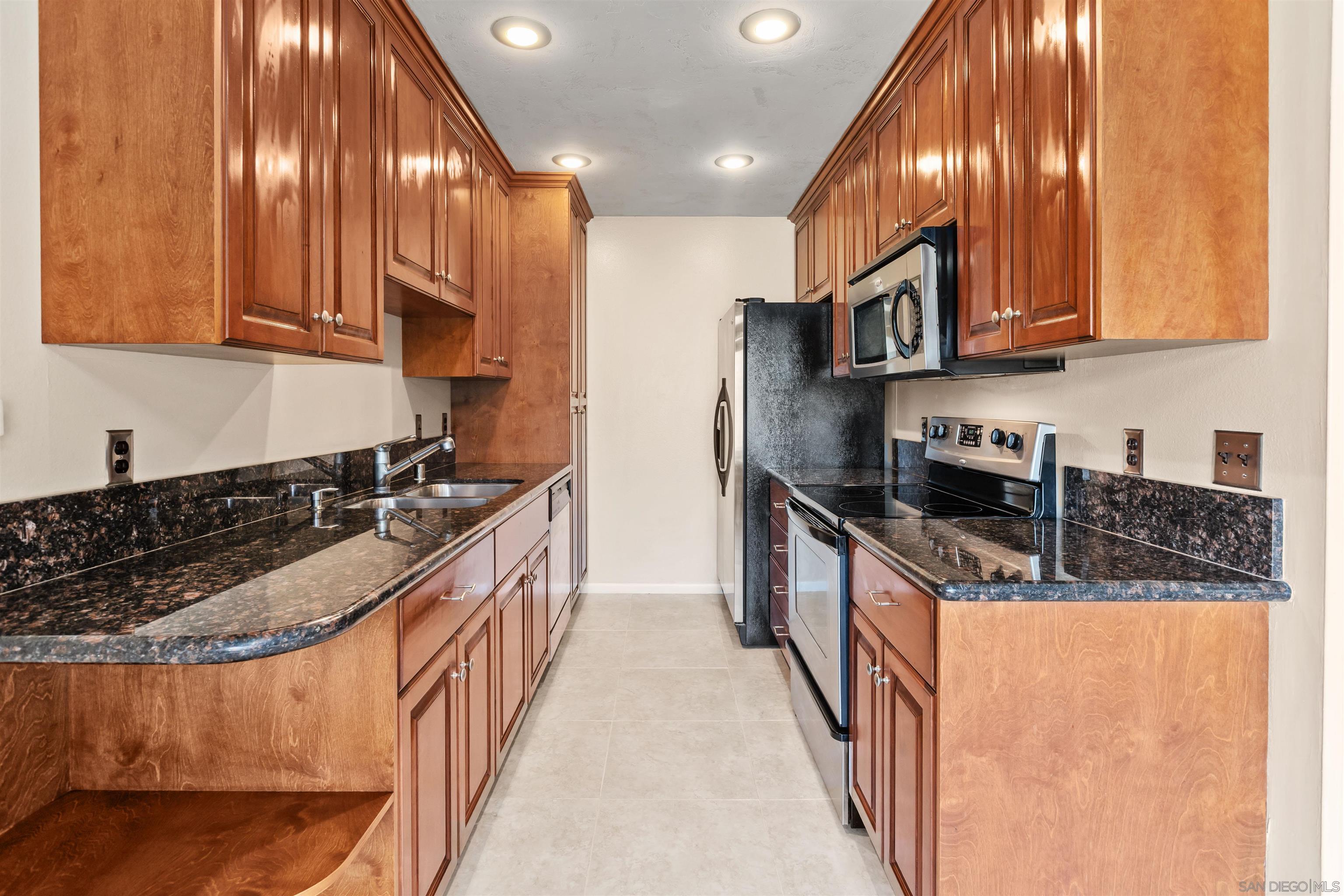 Detail Gallery Image 8 of 30 For 8561  Villa La Jolla Dr  #K,  La Jolla,  CA 92037 - 1 Beds | 1 Baths