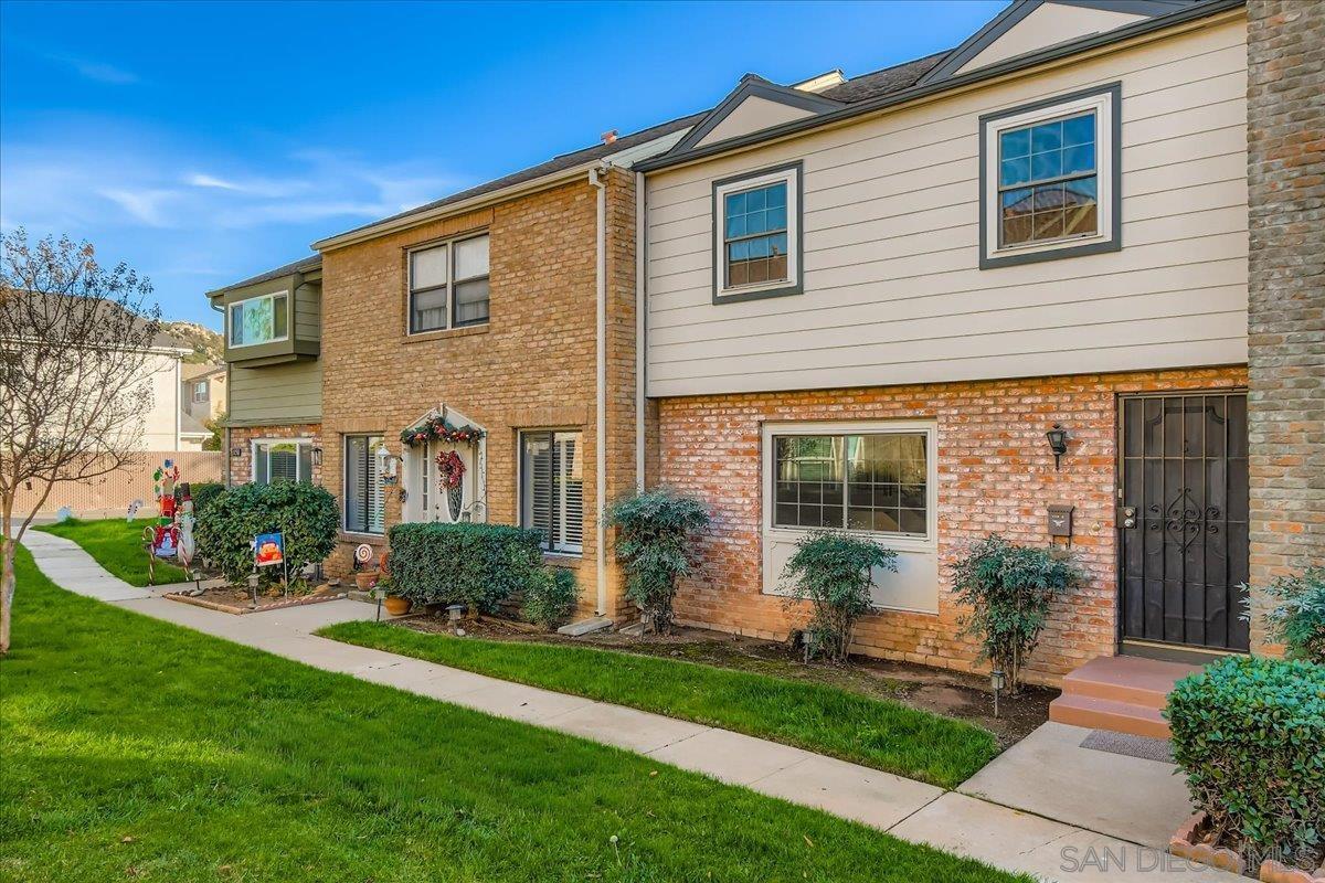 Detail Gallery Image 3 of 39 For 1158  Denver Lane  #C,  El Cajon,  CA 92021 - 3 Beds | 2/1 Baths