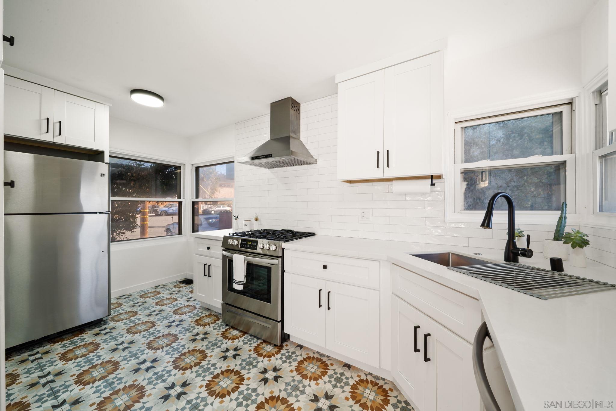 Detail Gallery Image 4 of 21 For 2154  Union St, San Diego,  CA 92101 - 2 Beds | 1 Baths