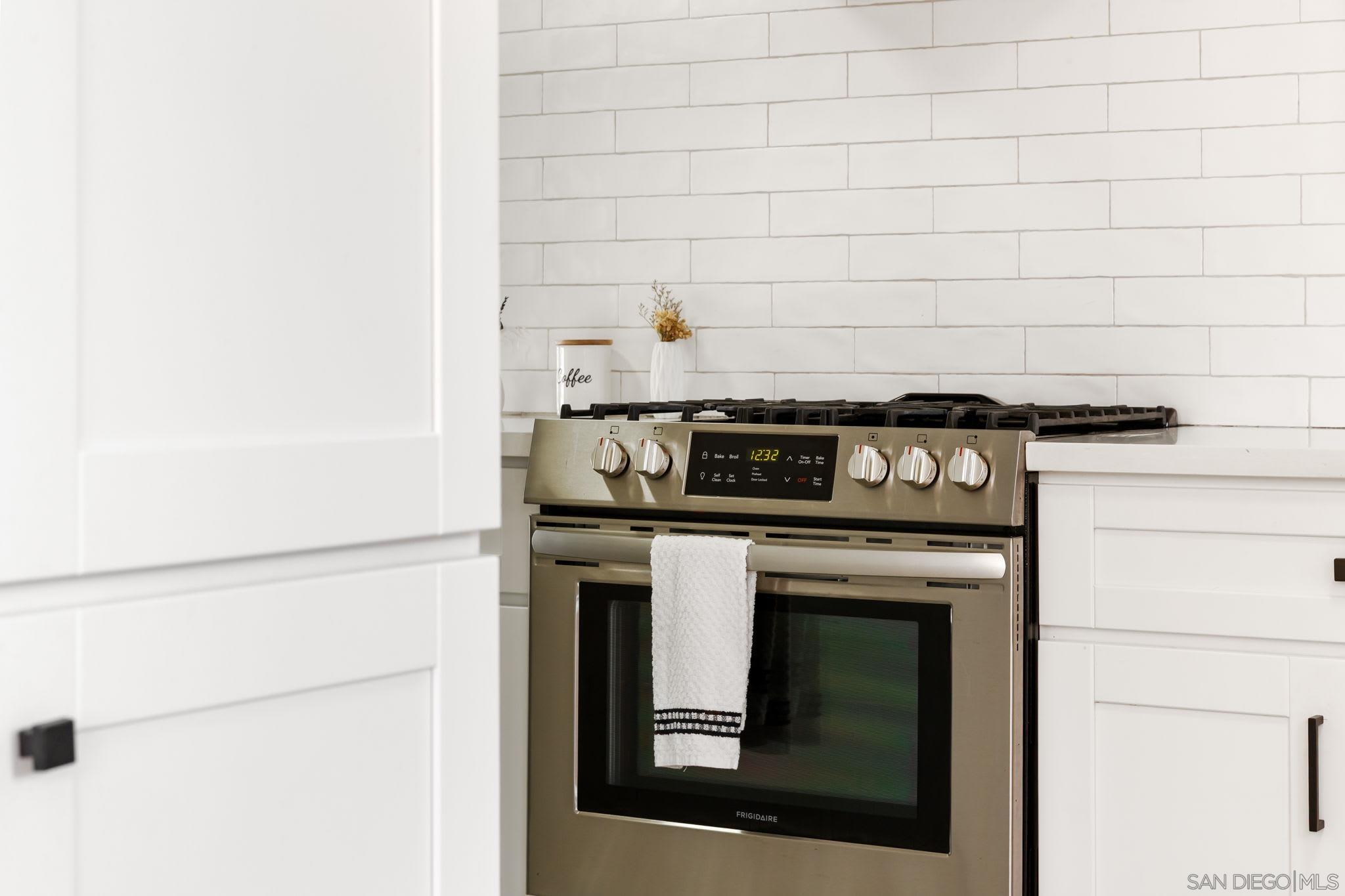 Detail Gallery Image 6 of 21 For 2154  Union St, San Diego,  CA 92101 - 2 Beds | 1 Baths