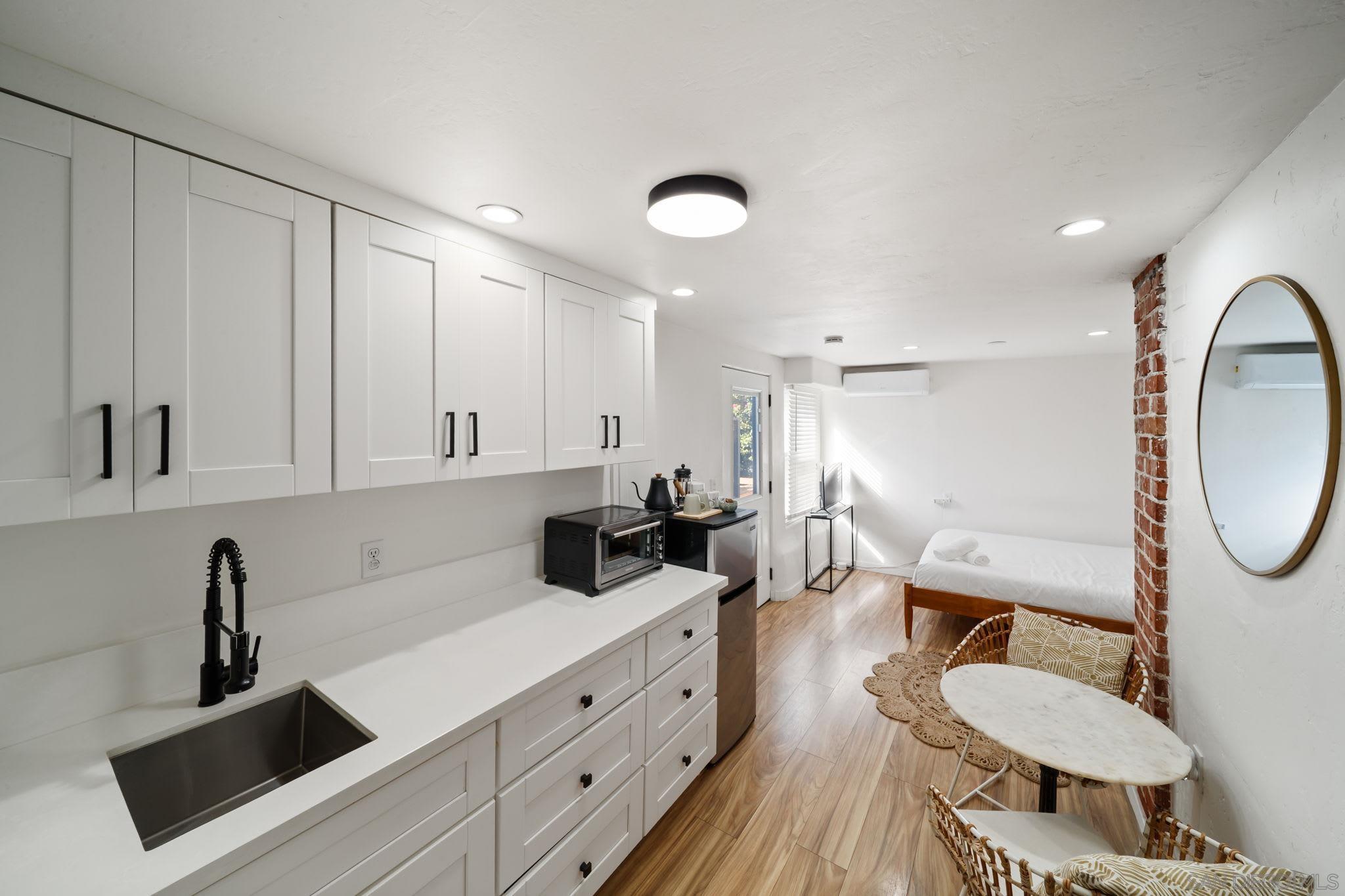 Detail Gallery Image 3 of 12 For 2154-B  Union St, San Diego,  CA 92101 - 1 Beds | 1 Baths