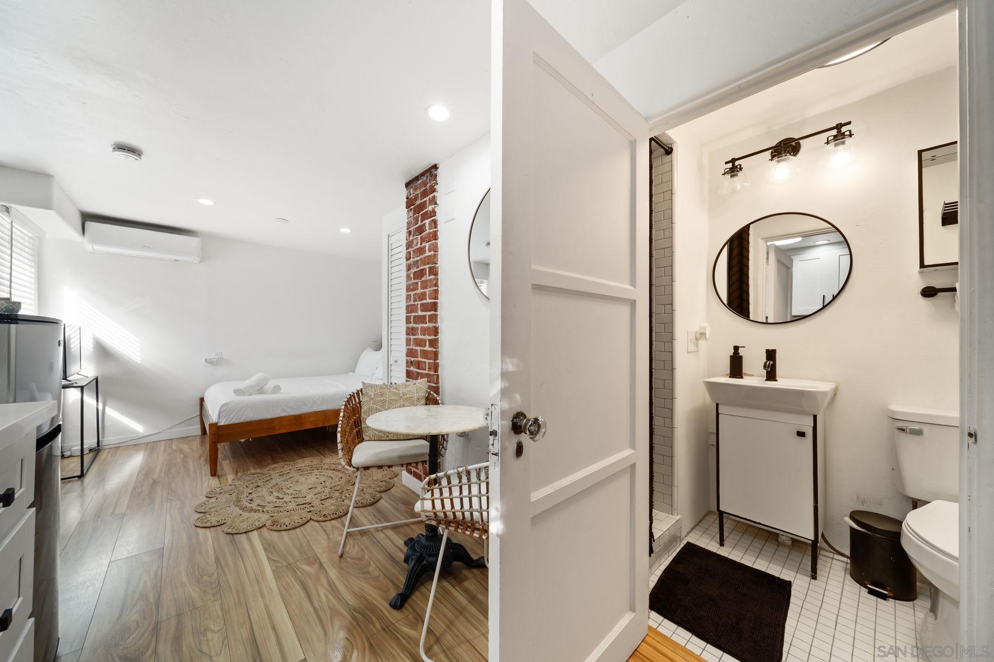 Detail Gallery Image 4 of 12 For 2154-B  Union St, San Diego,  CA 92101 - 1 Beds | 1 Baths