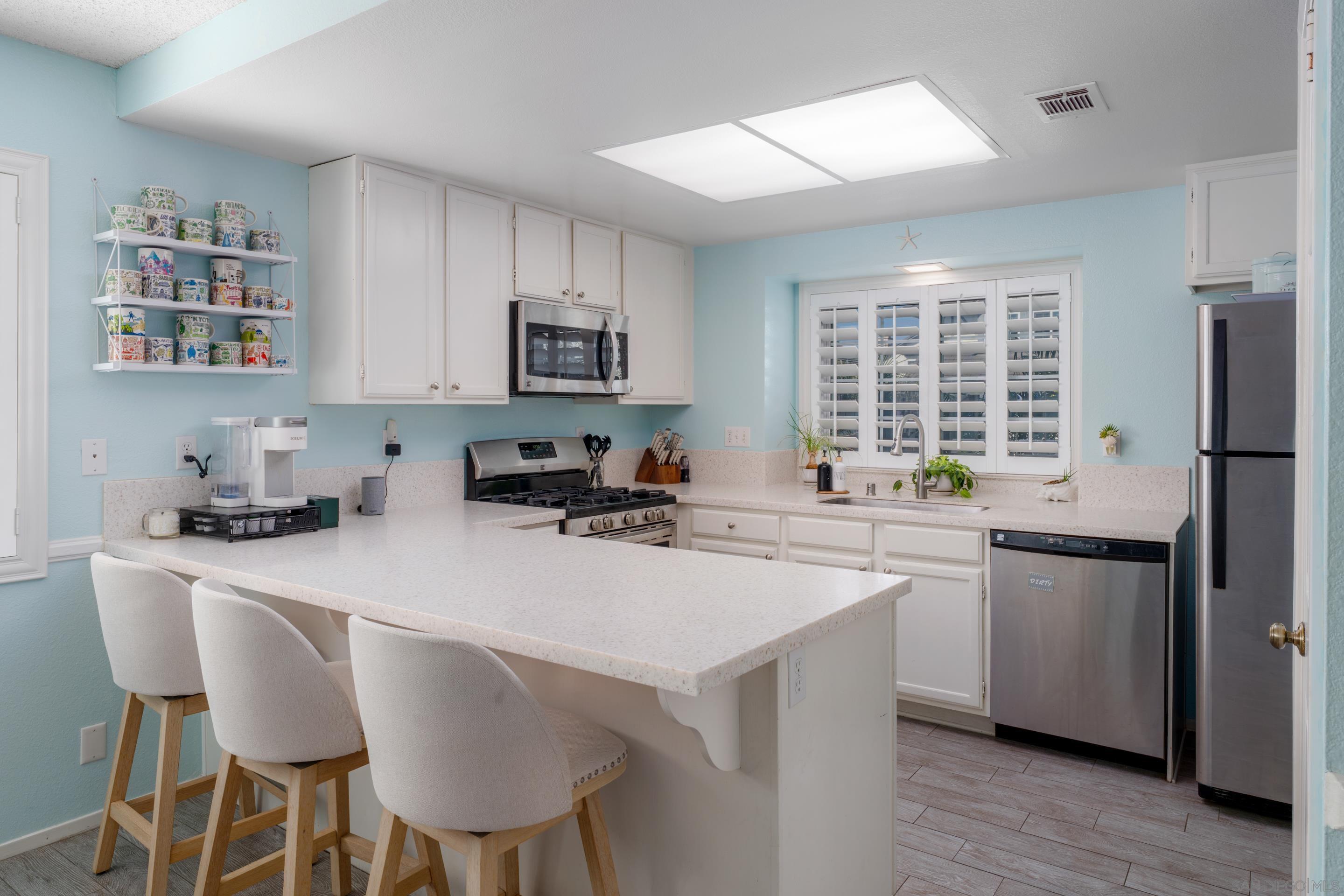 Detail Gallery Image 8 of 24 For 1237  Chambord Court, Oceanside,  CA 92054 - 3 Beds | 2 Baths