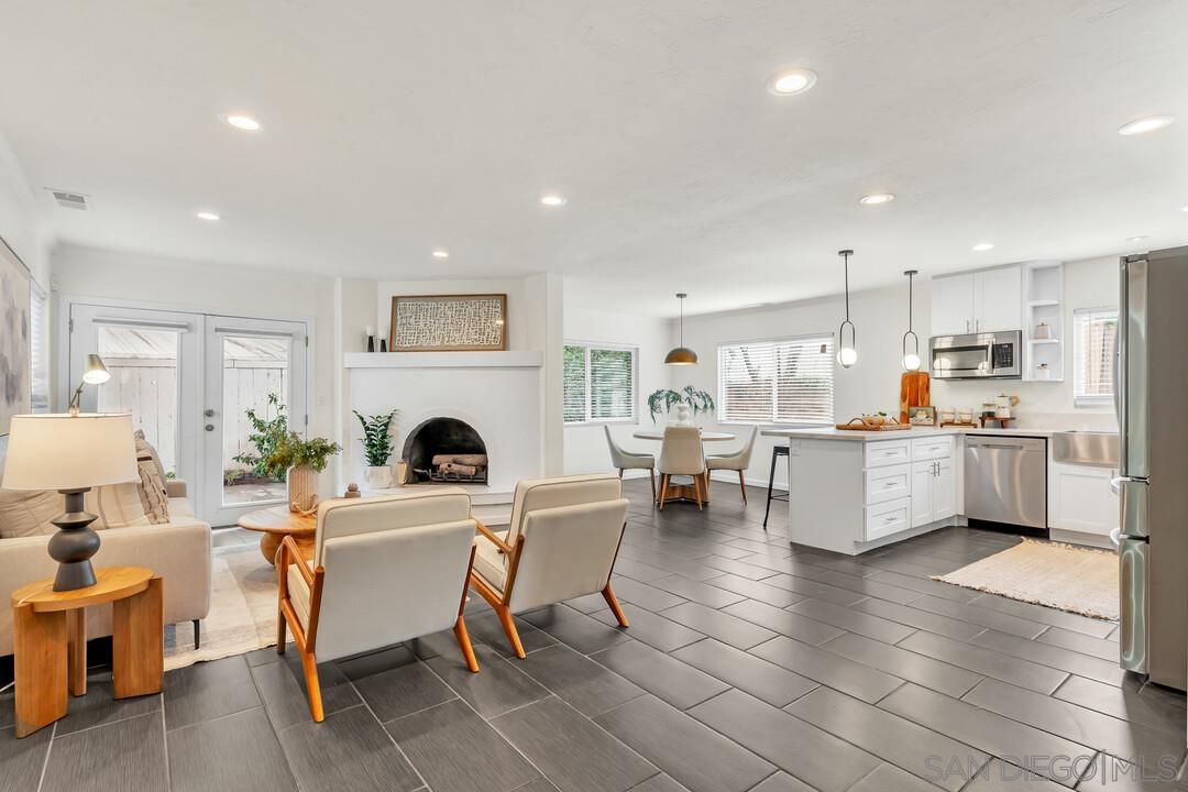 Detail Gallery Image 2 of 43 For 2167  Sunset Dr, Escondido,  CA 92025 - 5 Beds | 2/1 Baths