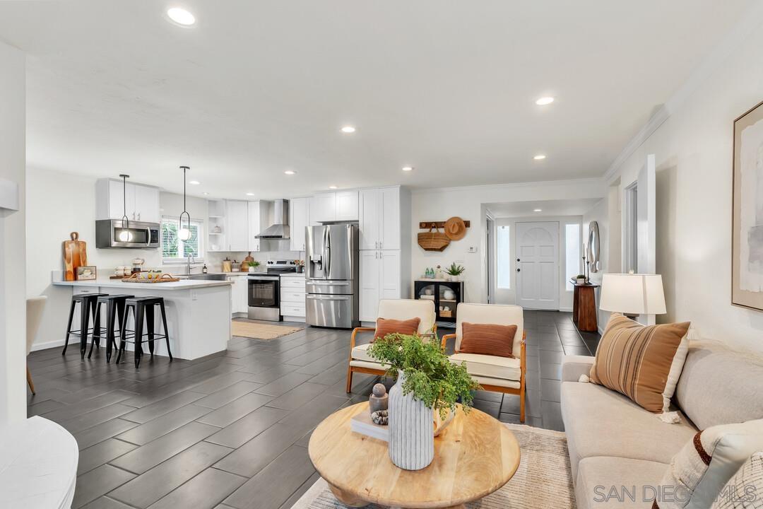 Detail Gallery Image 2 of 43 For 2167  Sunset Dr, Escondido,  CA 92025 - 5 Beds | 2/1 Baths