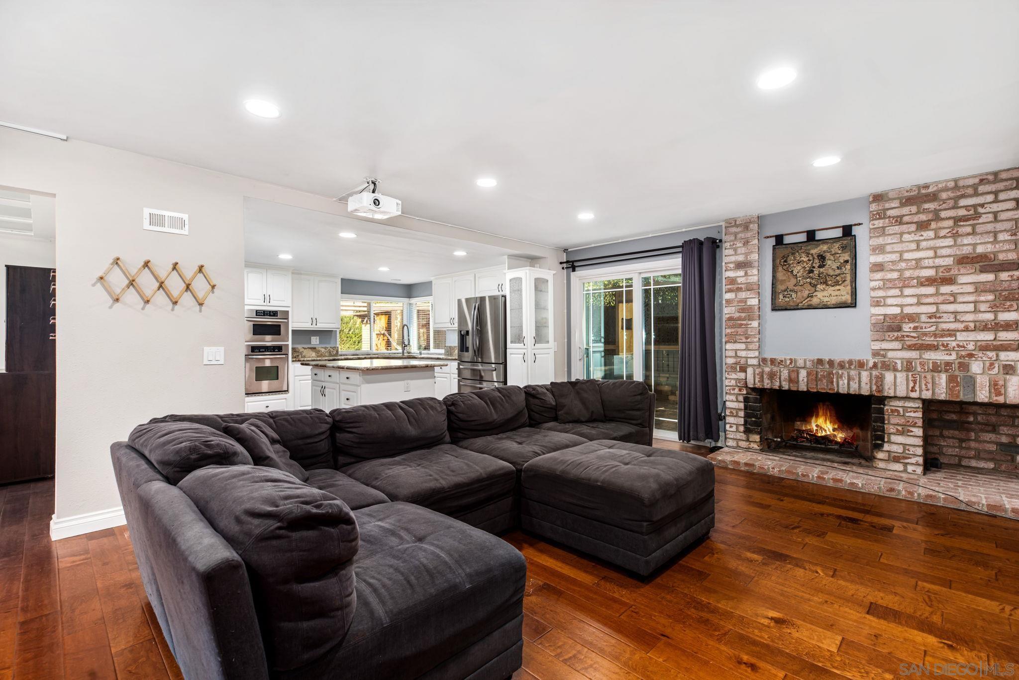 Detail Gallery Image 6 of 38 For 12434  Cloudesly Dr, San Diego,  CA 92128 - 6 Beds | 4/1 Baths