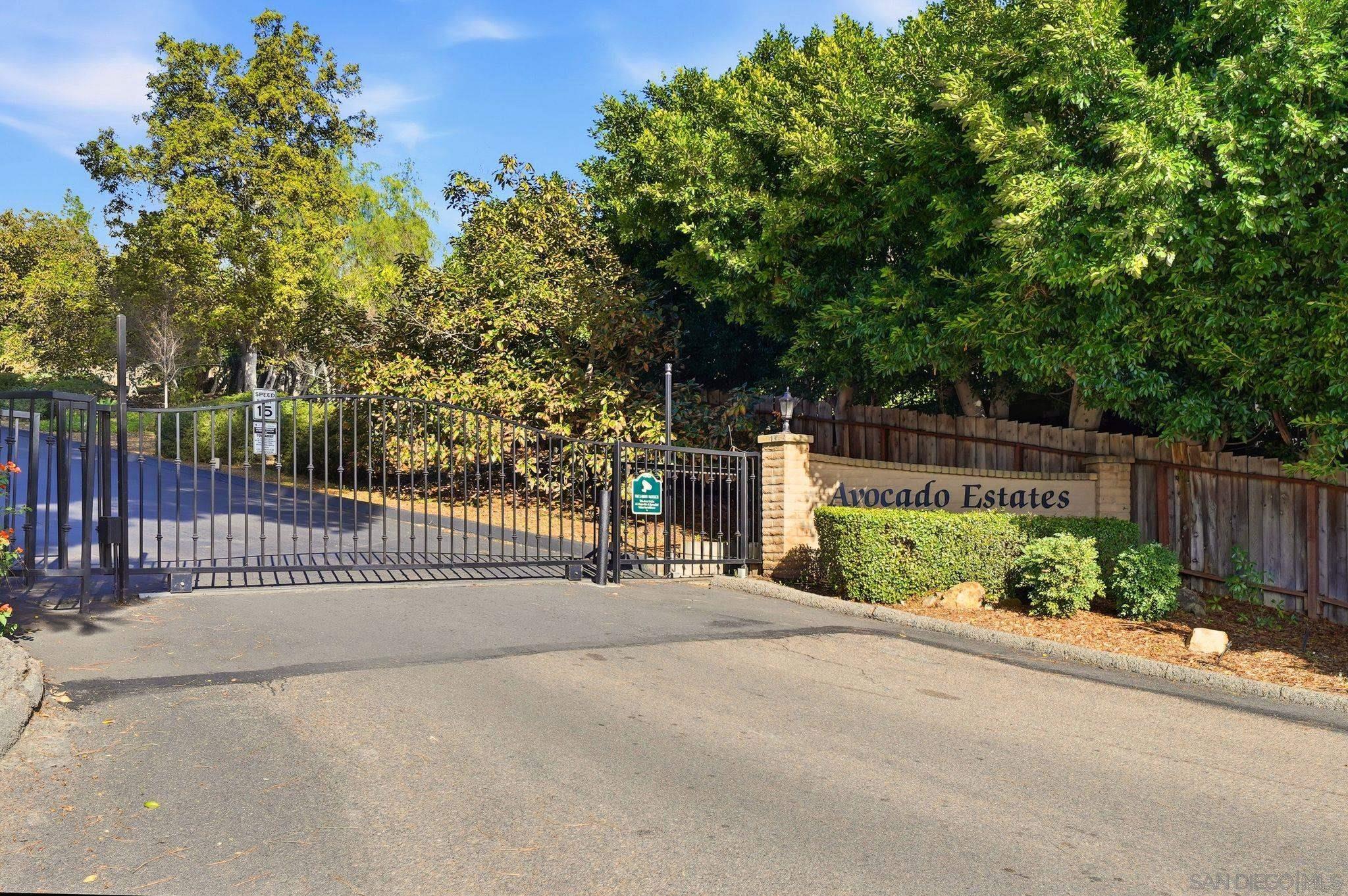 Detail Gallery Image 3 of 57 For 1571  Woody Hills Dr, El Cajon,  CA 92019 - 4 Beds | 2/1 Baths