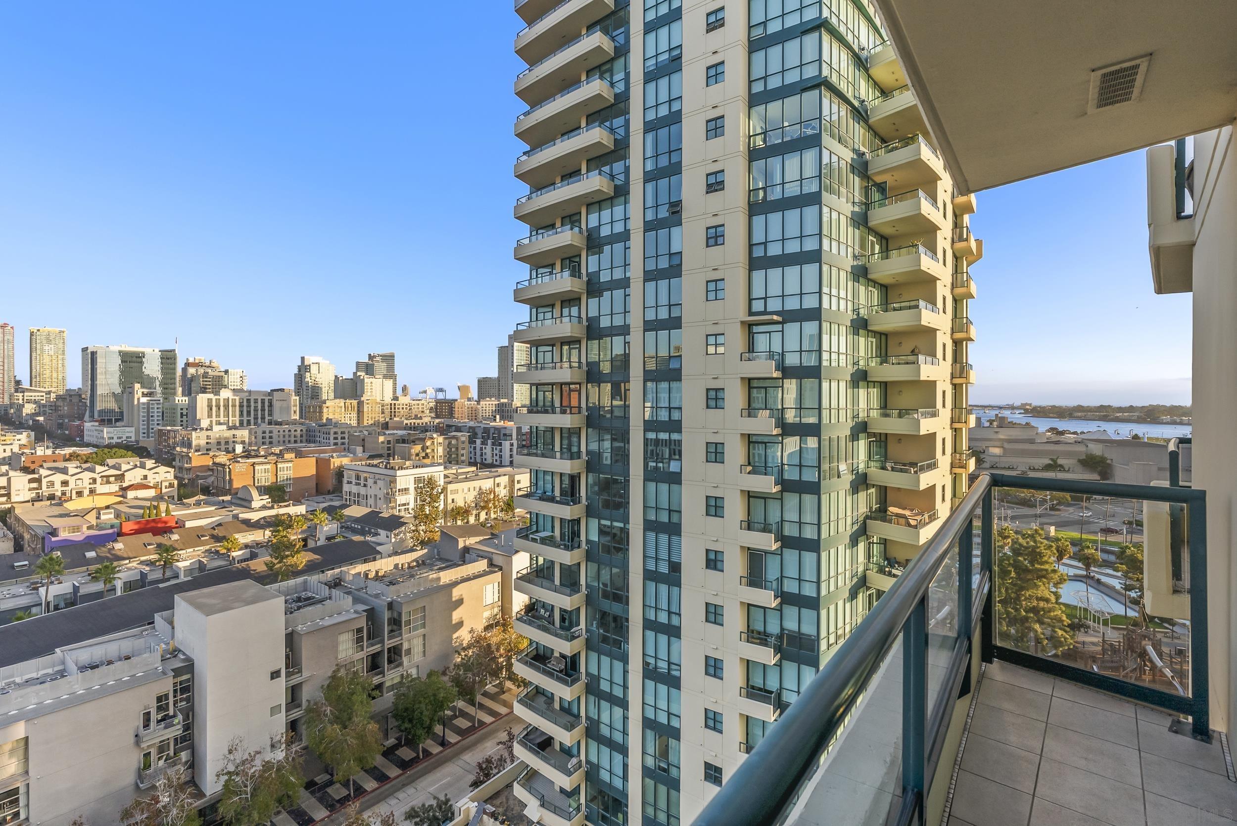 Detail Gallery Image 15 of 57 For 555  Front St.  #1302,  San Diego,  CA 92101 - 2 Beds | 2 Baths