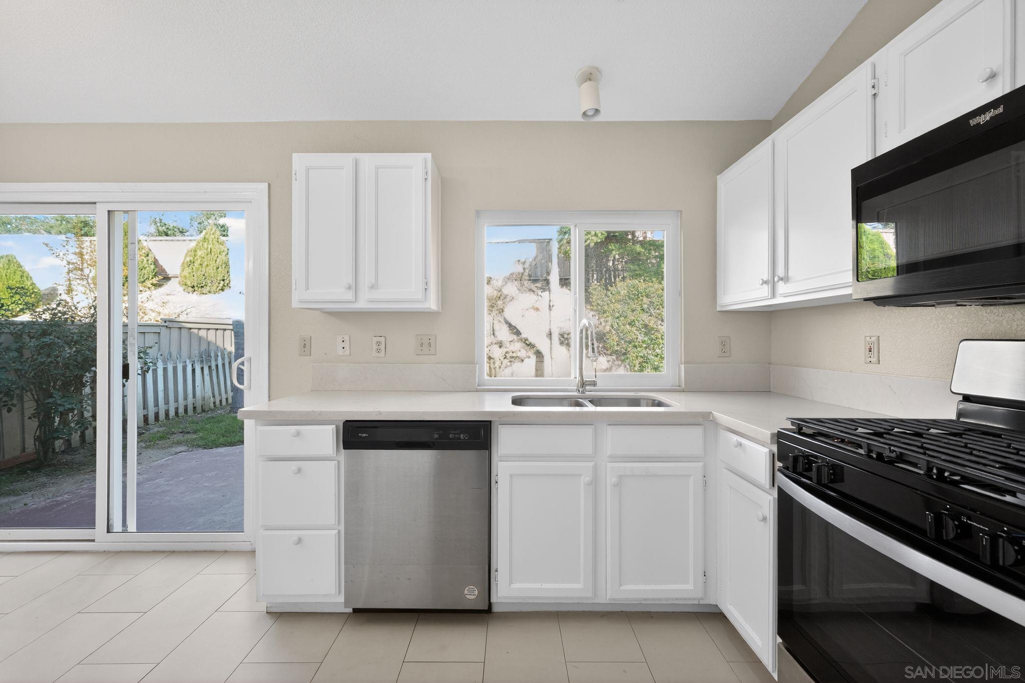 Detail Gallery Image 3 of 31 For 31850  via Barraza, Temecula,  CA 92592 - 3 Beds | 2 Baths