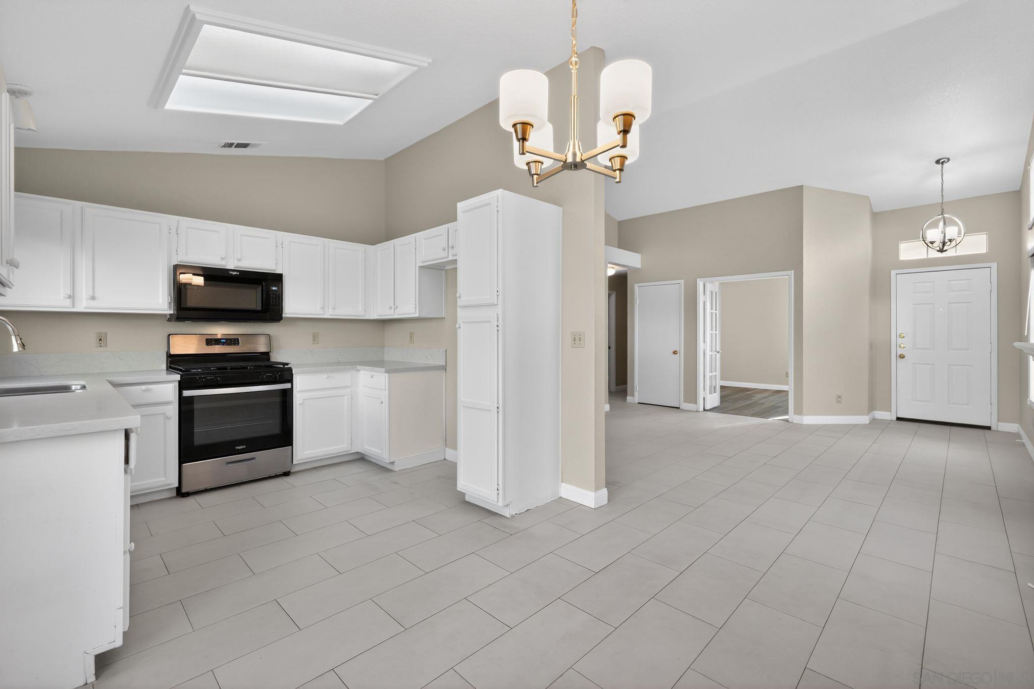 Detail Gallery Image 5 of 31 For 31850  via Barraza, Temecula,  CA 92592 - 3 Beds | 2 Baths