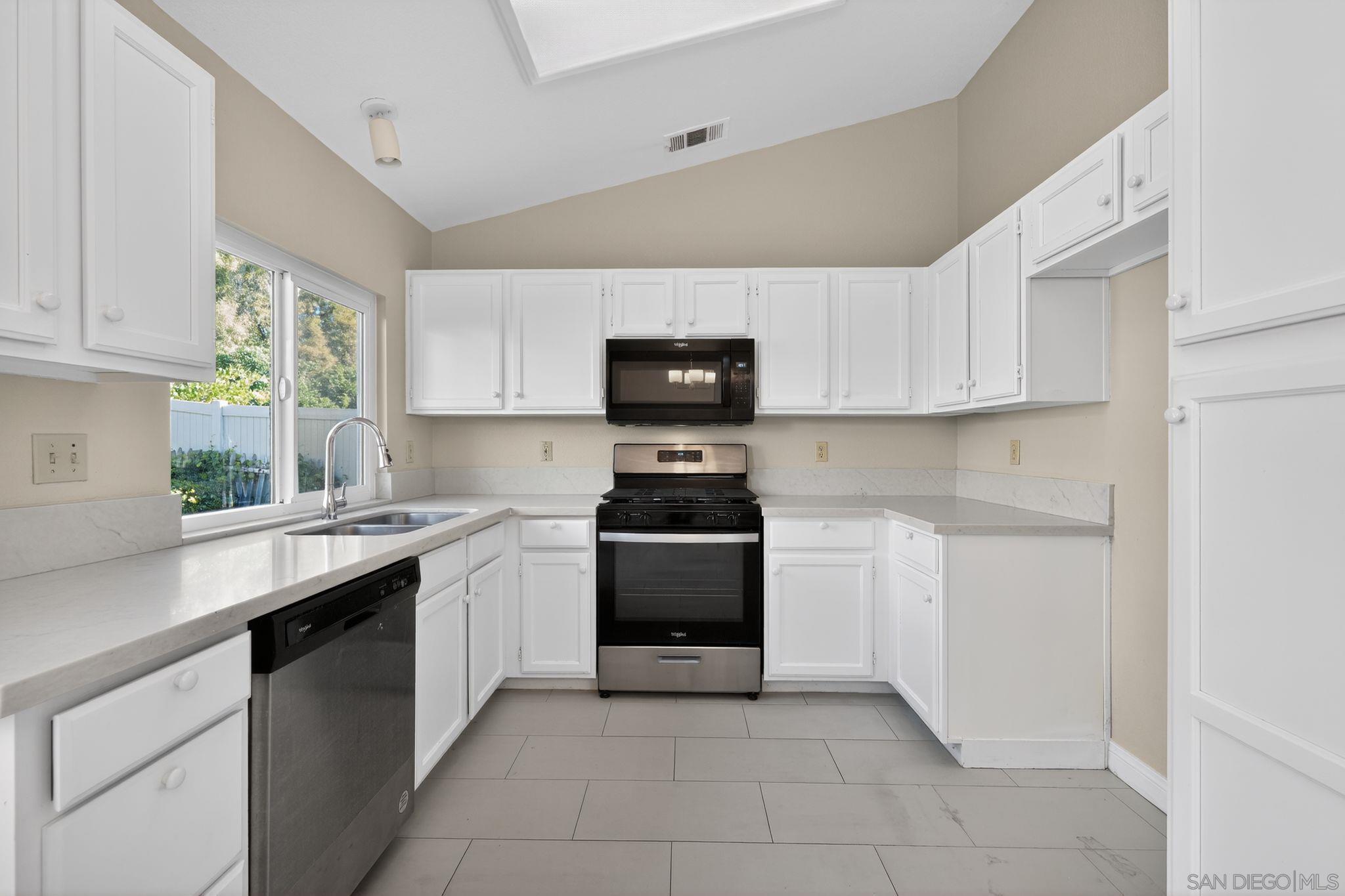 Detail Gallery Image 6 of 31 For 31850  via Barraza, Temecula,  CA 92592 - 3 Beds | 2 Baths