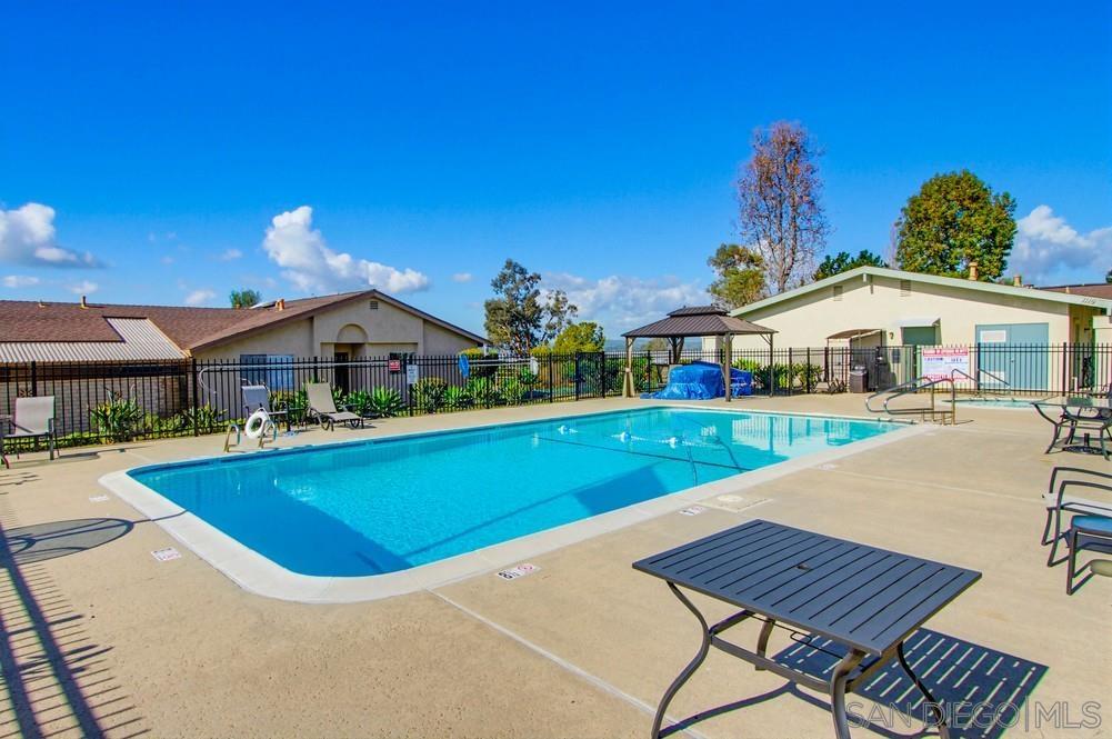 Detail Gallery Image 4 of 45 For 4379  Albatross Way, Oceanside,  CA 92057 - 2 Beds | 2 Baths