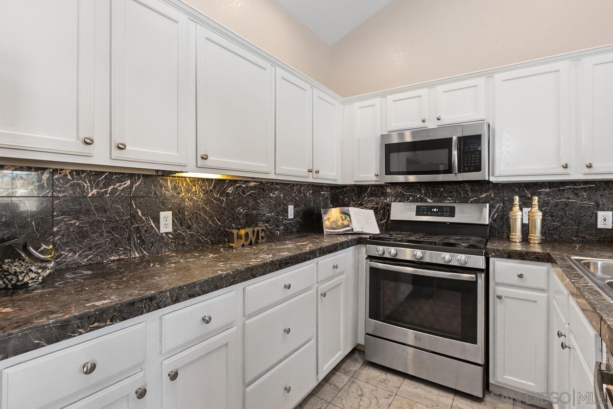 Detail Gallery Image 7 of 17 For 3635  3rd  #3,  San Diego,  CA 92103 - 3 Beds | 2/1 Baths