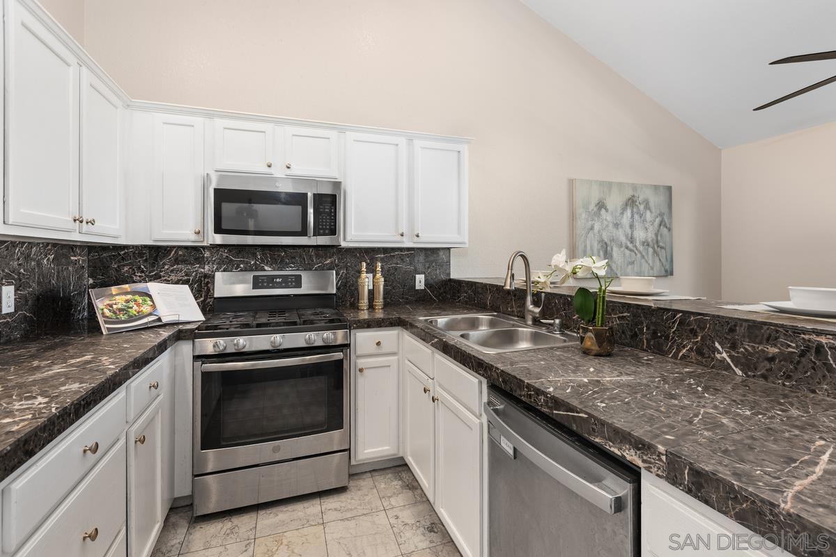 Detail Gallery Image 8 of 17 For 3635  3rd  #3,  San Diego,  CA 92103 - 3 Beds | 2/1 Baths