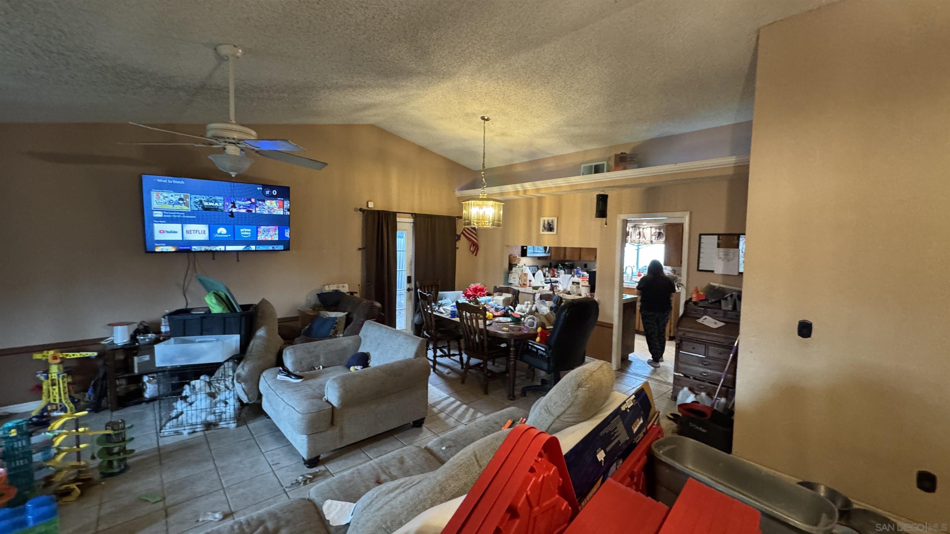 Detail Gallery Image 3 of 34 For 3642 W Redlands Ave, Fresno,  CA 93722 - 3 Beds | 2 Baths