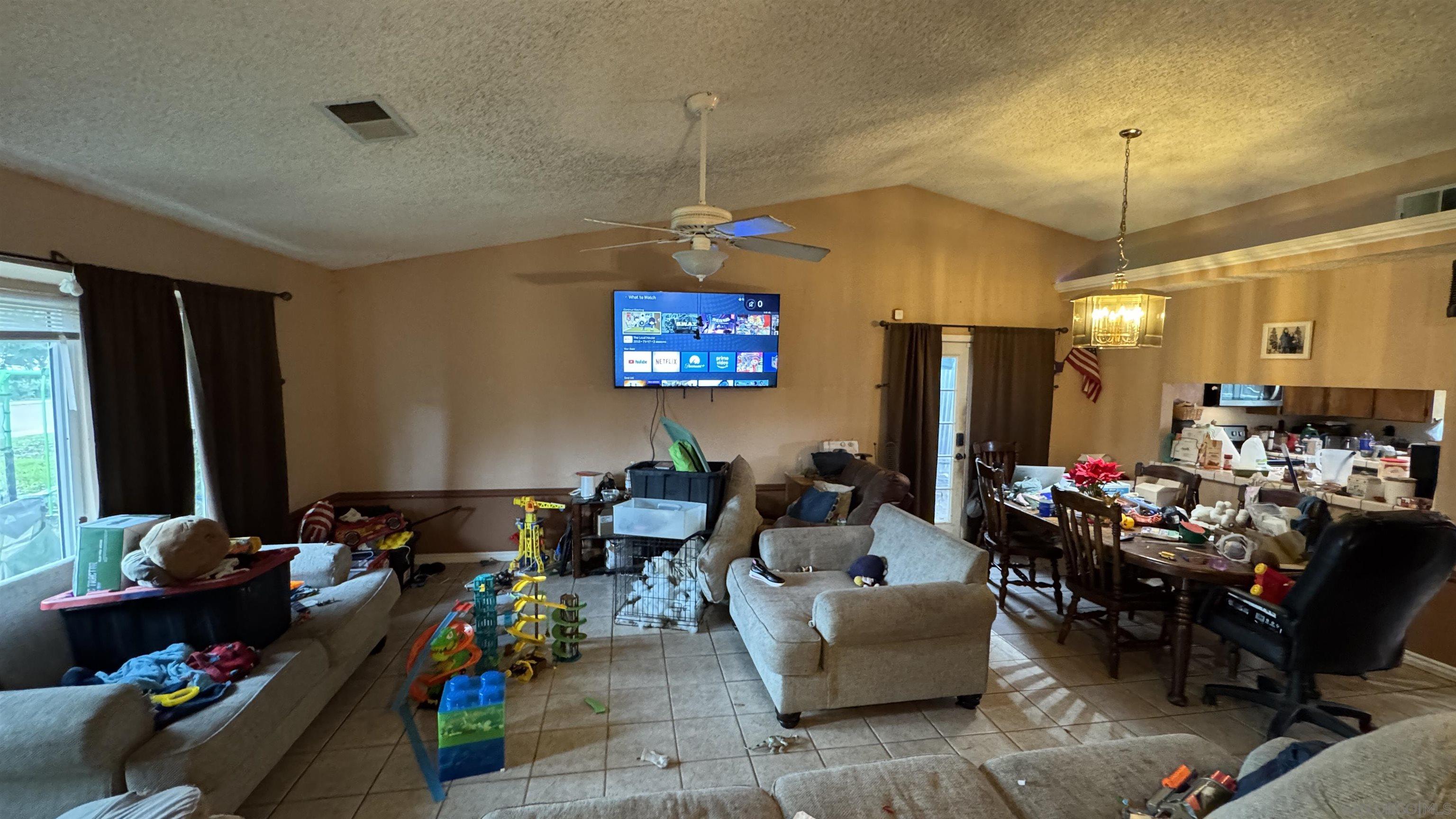 Detail Gallery Image 4 of 34 For 3642 W Redlands Ave, Fresno,  CA 93722 - 3 Beds | 2 Baths