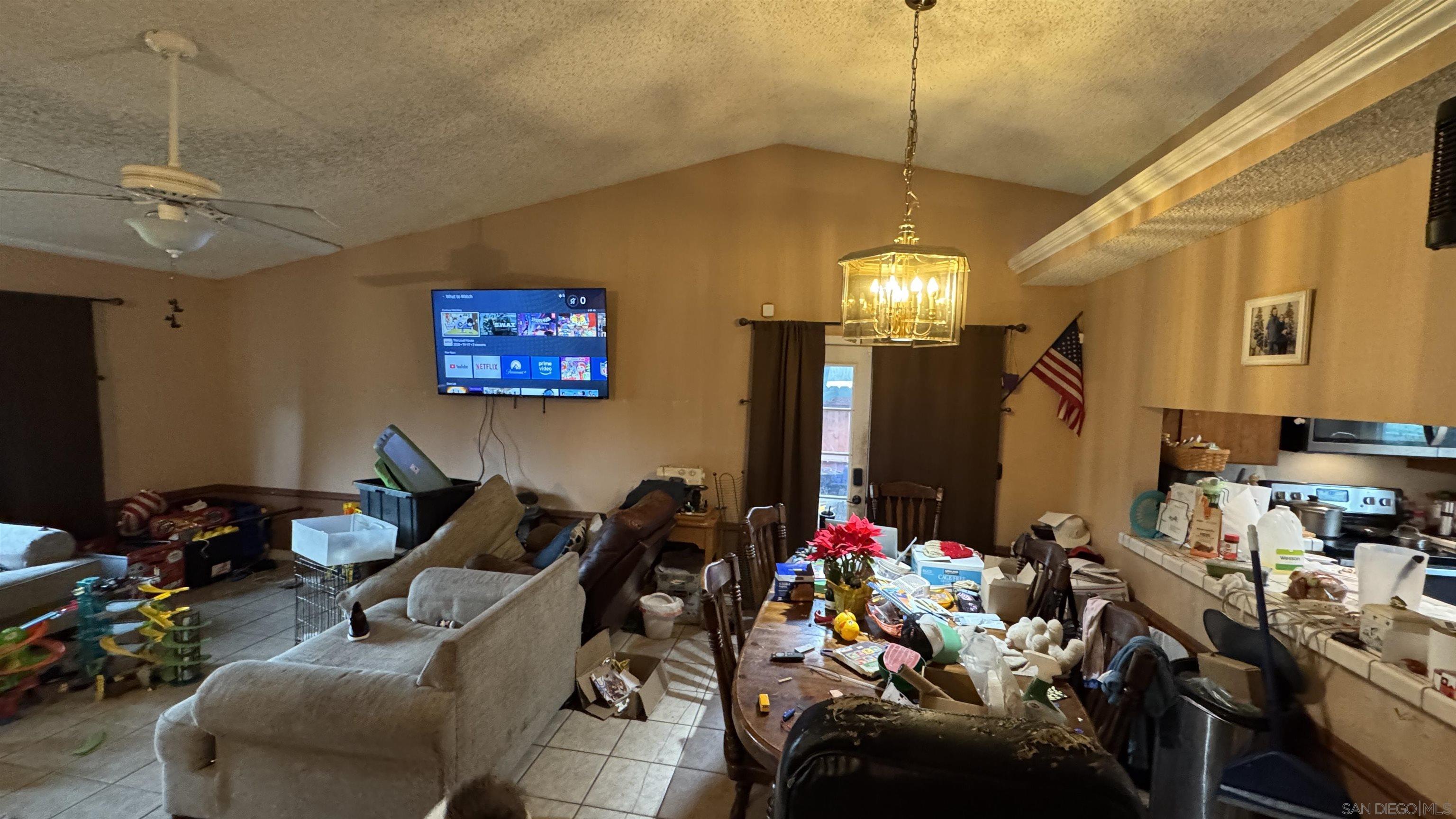 Detail Gallery Image 6 of 34 For 3642 W Redlands Ave, Fresno,  CA 93722 - 3 Beds | 2 Baths