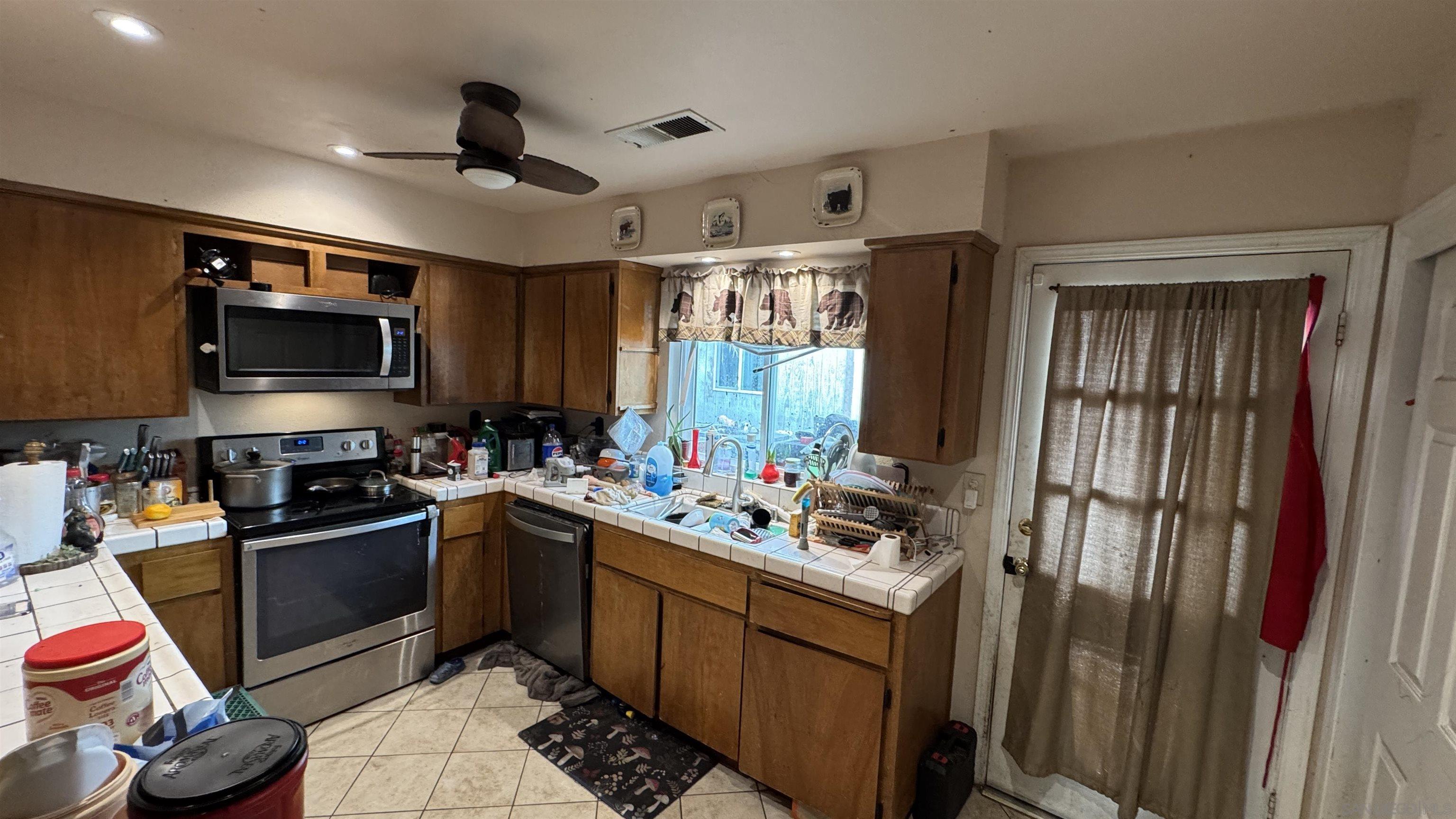 Detail Gallery Image 7 of 34 For 3642 W Redlands Ave, Fresno,  CA 93722 - 3 Beds | 2 Baths