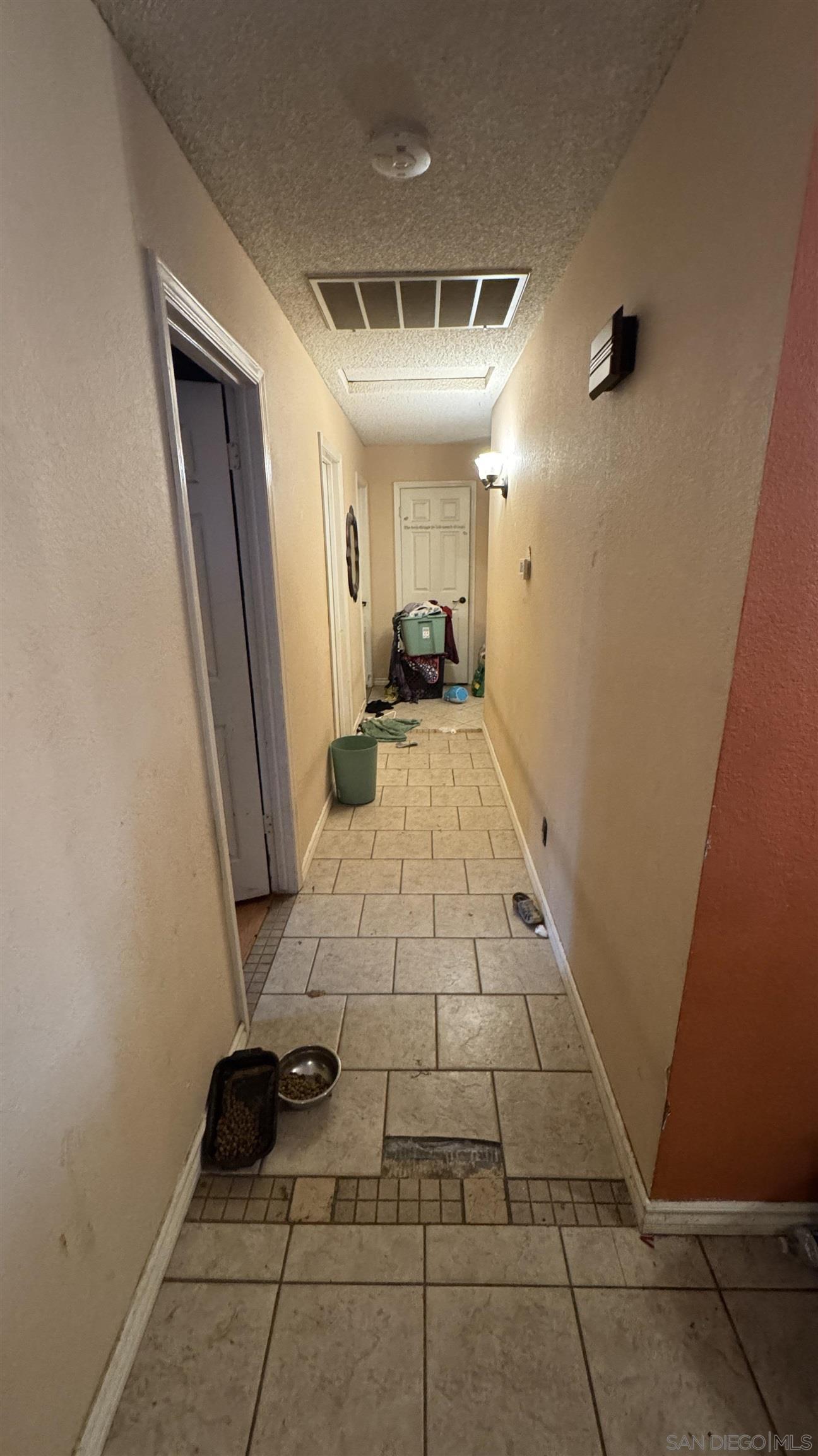 Detail Gallery Image 9 of 34 For 3642 W Redlands Ave, Fresno,  CA 93722 - 3 Beds | 2 Baths