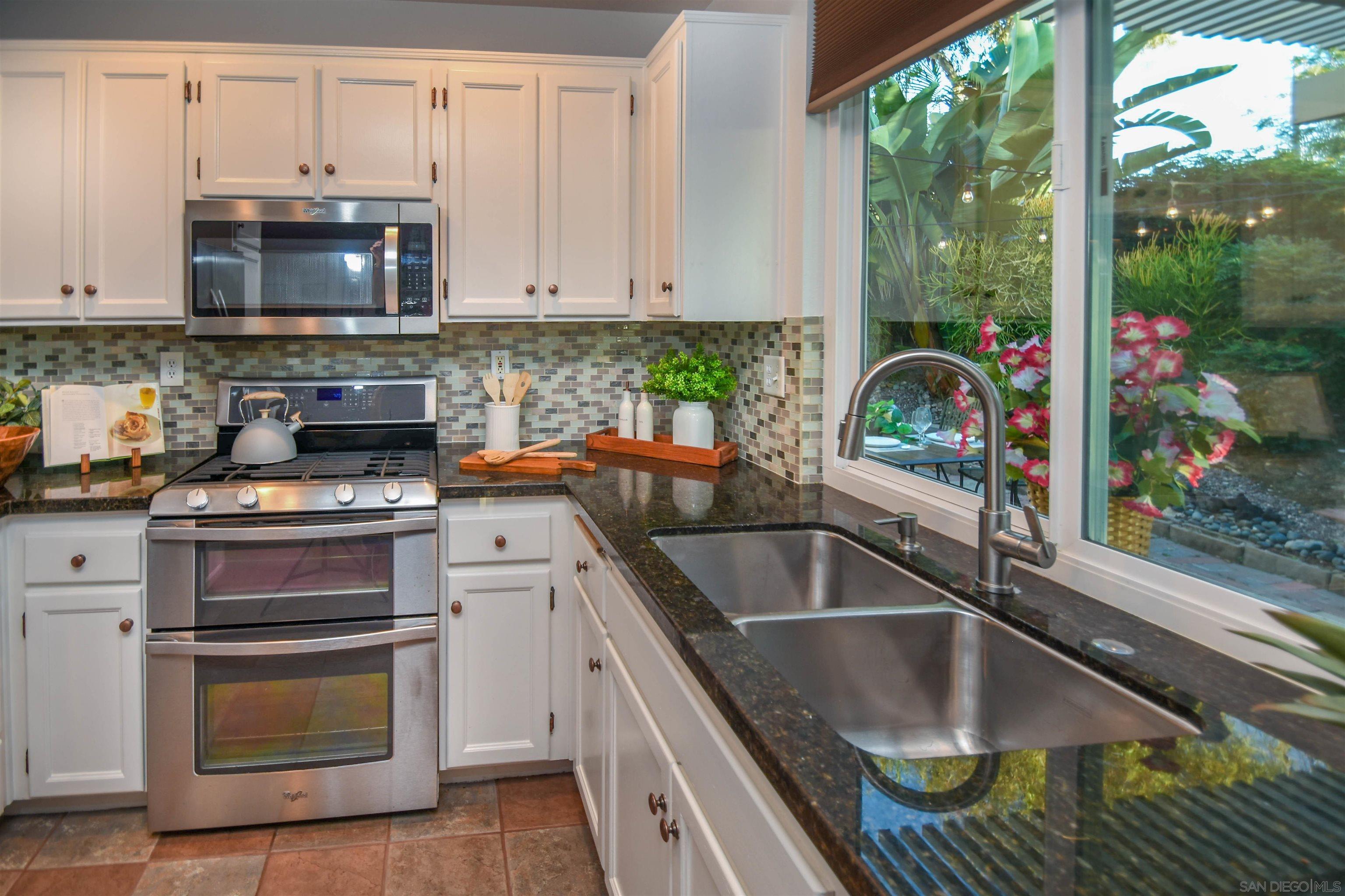 Detail Gallery Image 7 of 25 For 4073  Ivey Vista Way, Oceanside,  CA 92057 - 3 Beds | 2/1 Baths