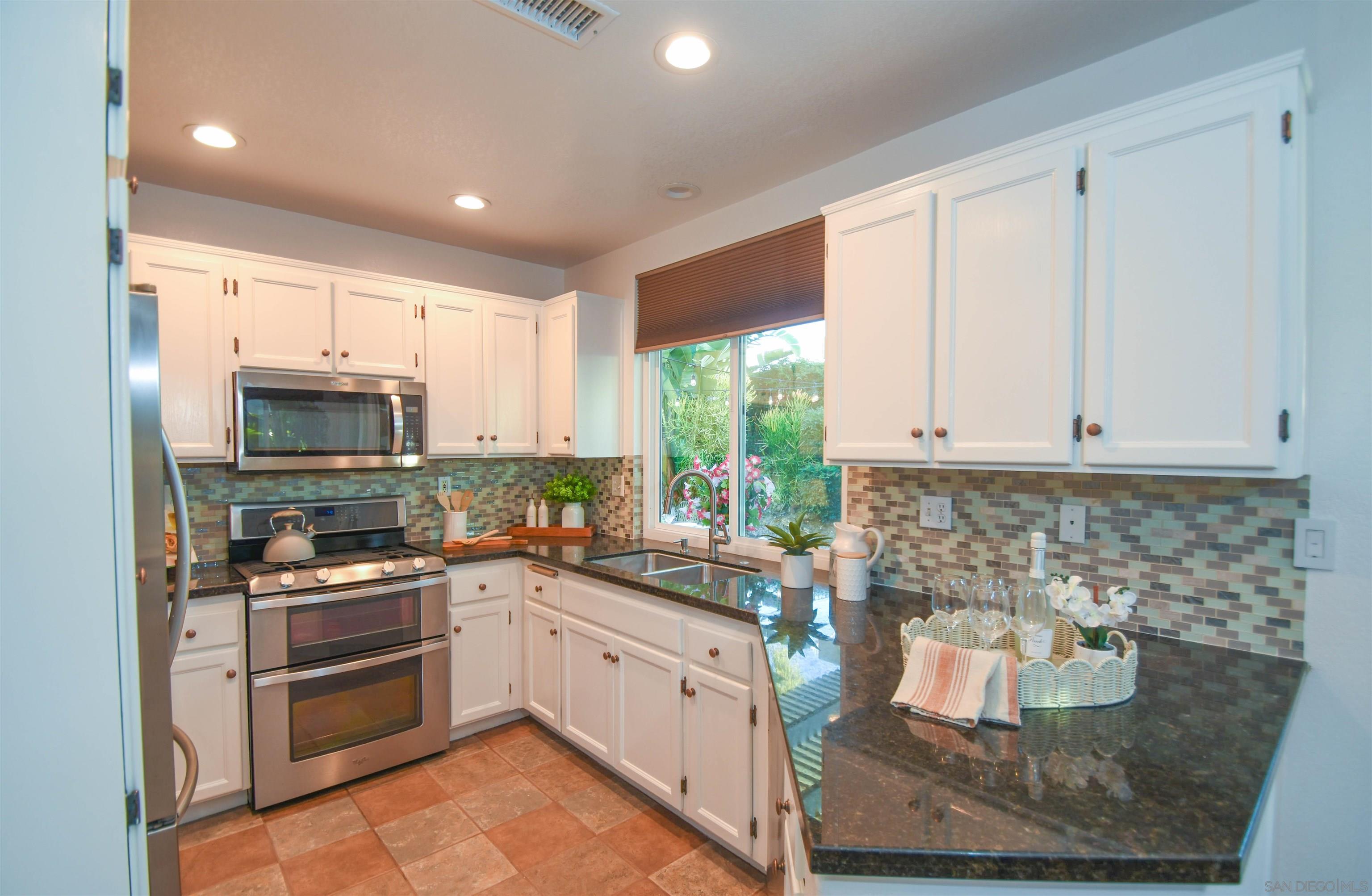 Detail Gallery Image 8 of 25 For 4073  Ivey Vista Way, Oceanside,  CA 92057 - 3 Beds | 2/1 Baths