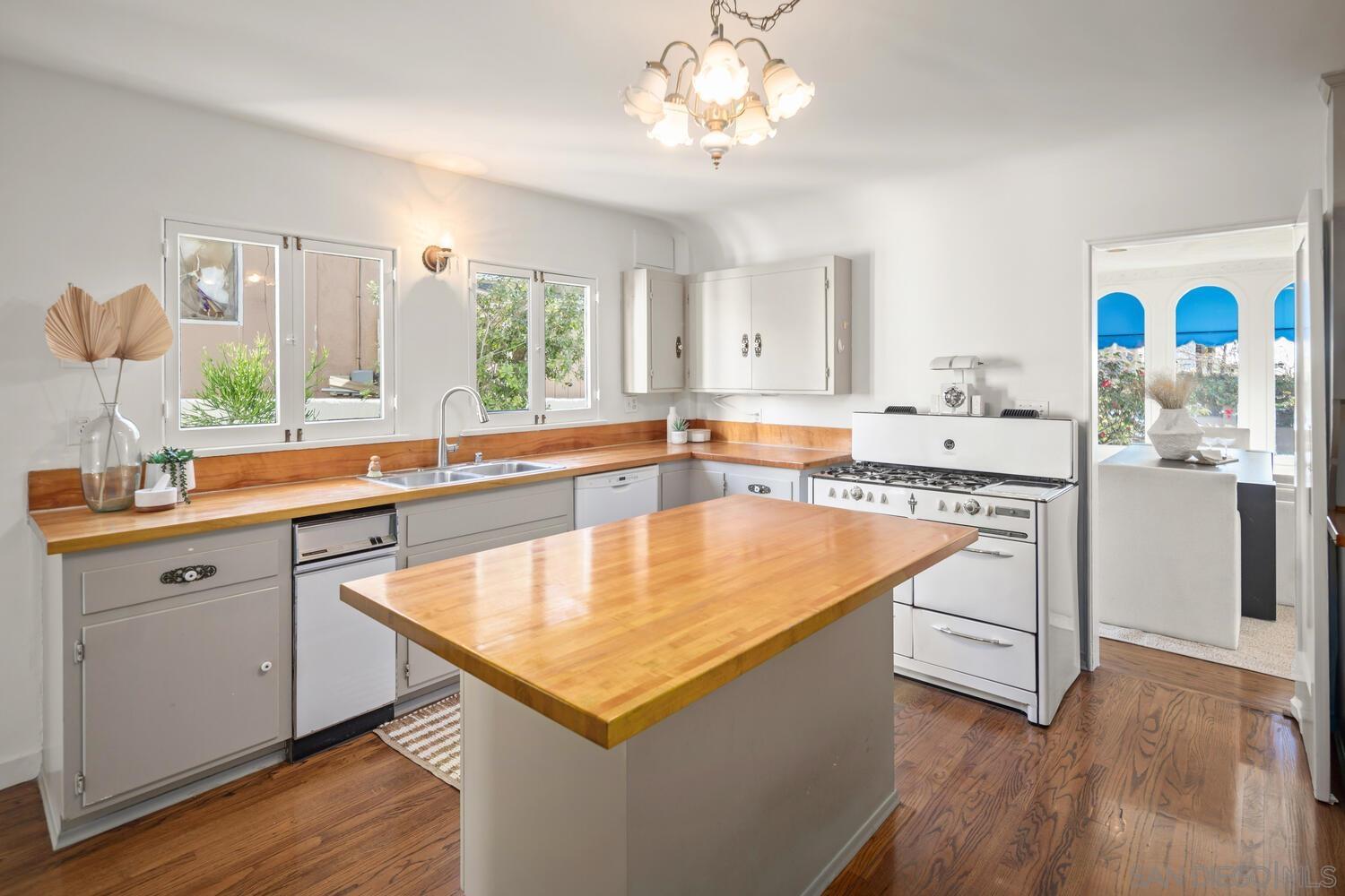 Detail Gallery Image 22 of 75 For 4422  Leon St, San Diego,  CA 92107 - 4 Beds | 4 Baths