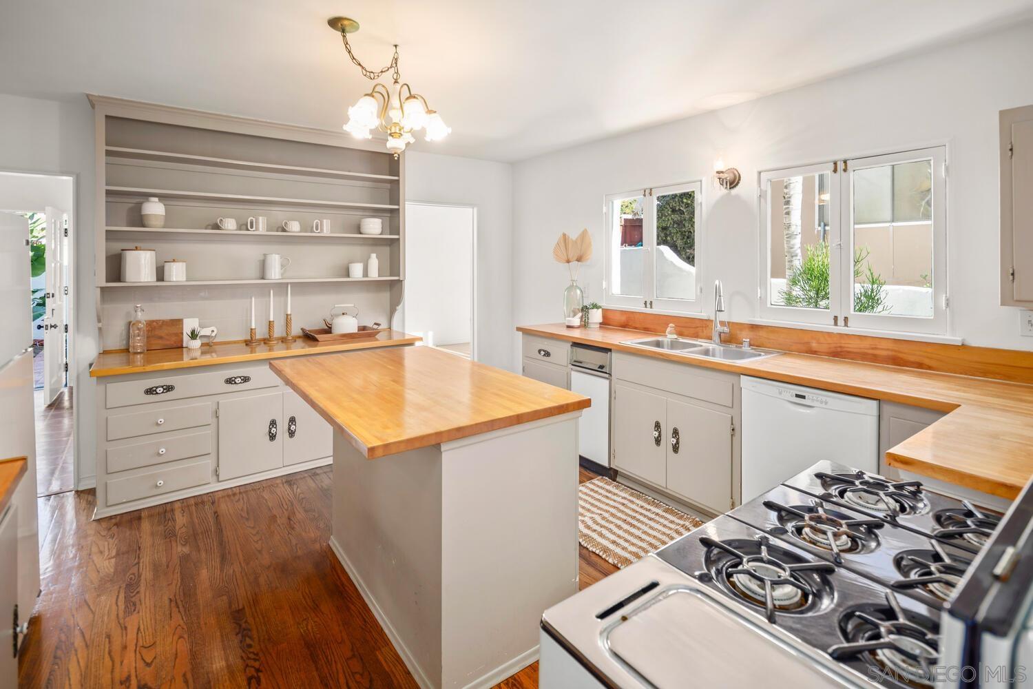 Detail Gallery Image 23 of 75 For 4422  Leon St, San Diego,  CA 92107 - 4 Beds | 4 Baths