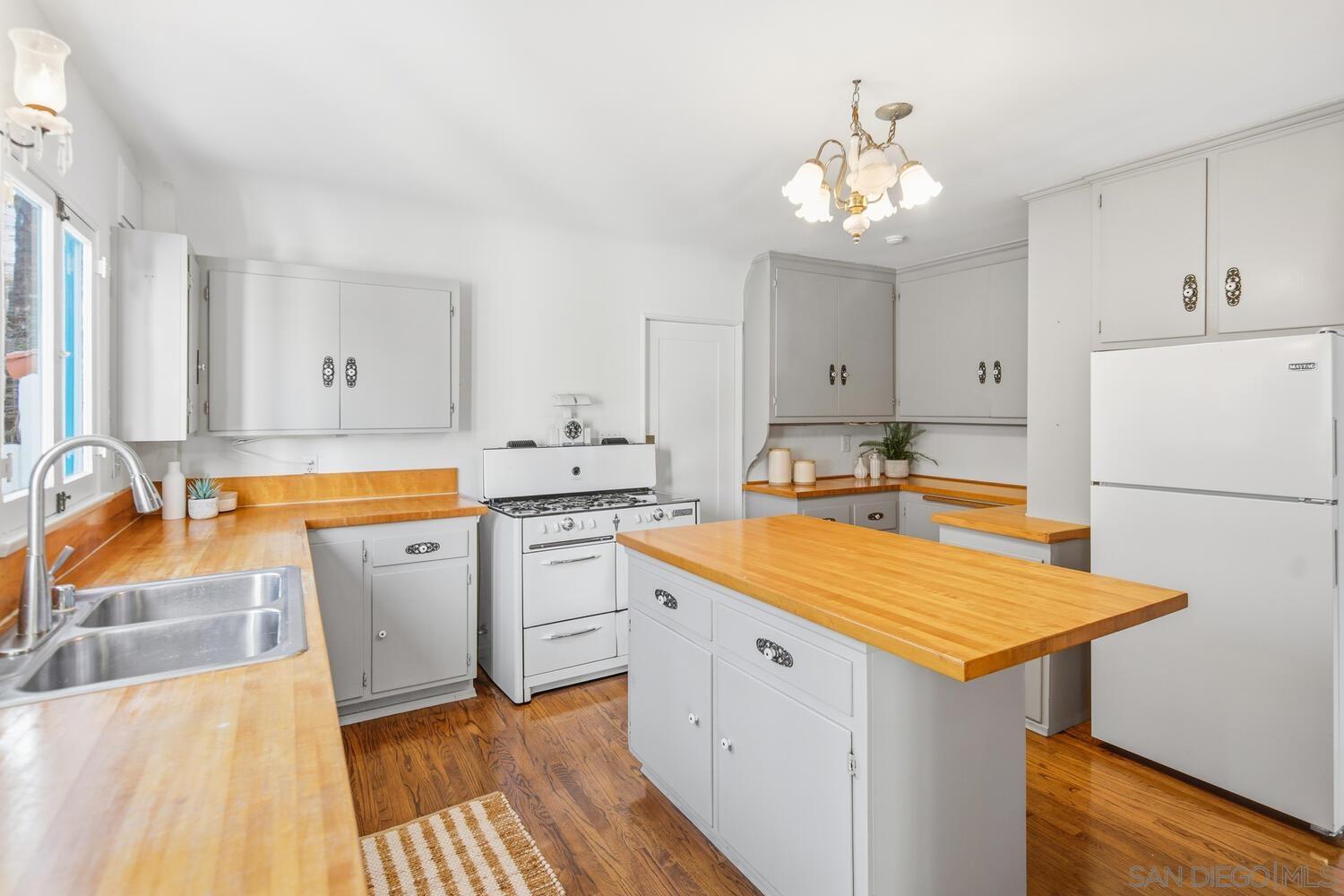 Detail Gallery Image 25 of 75 For 4422  Leon St, San Diego,  CA 92107 - 4 Beds | 4 Baths