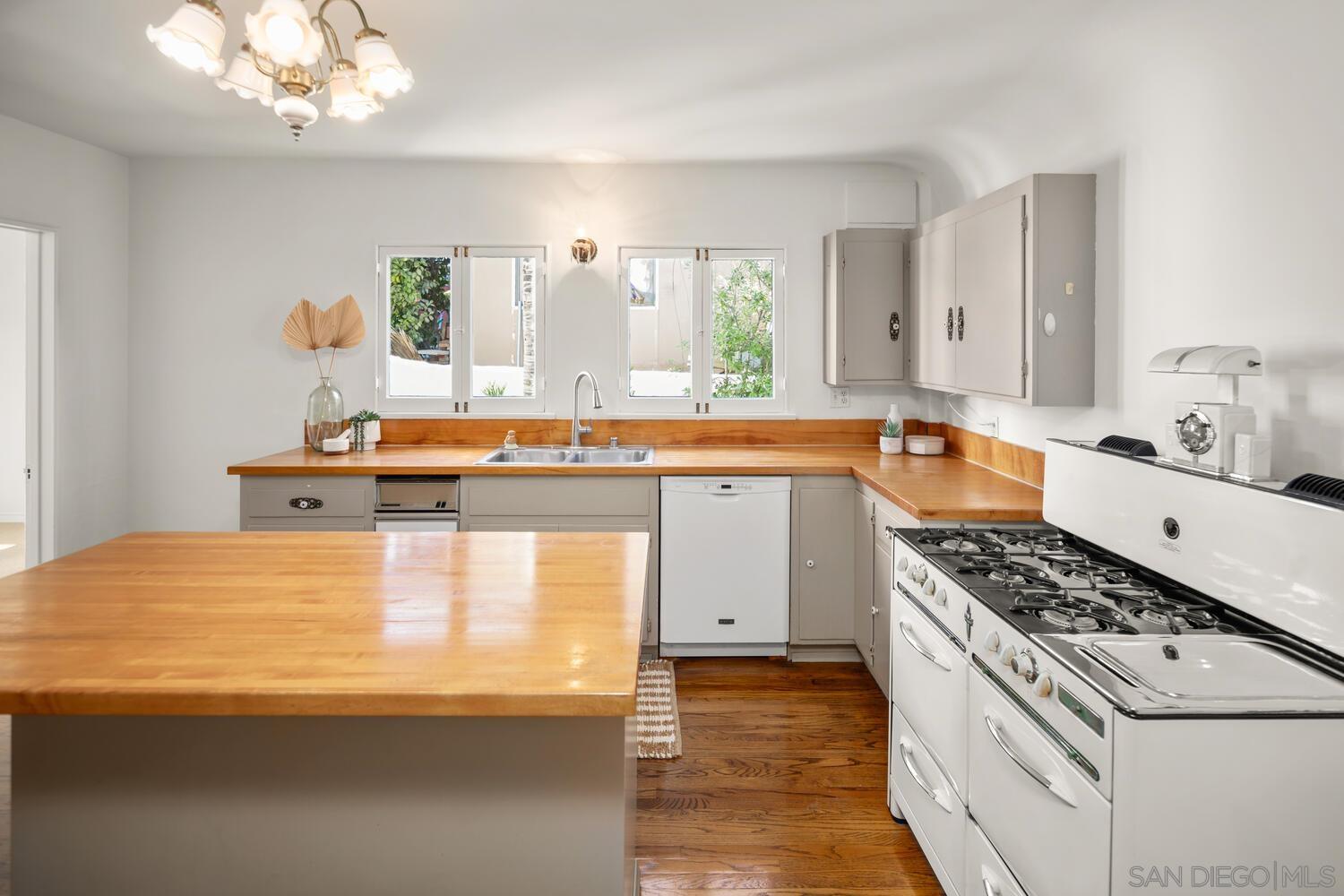 Detail Gallery Image 28 of 75 For 4422  Leon St, San Diego,  CA 92107 - 4 Beds | 4 Baths