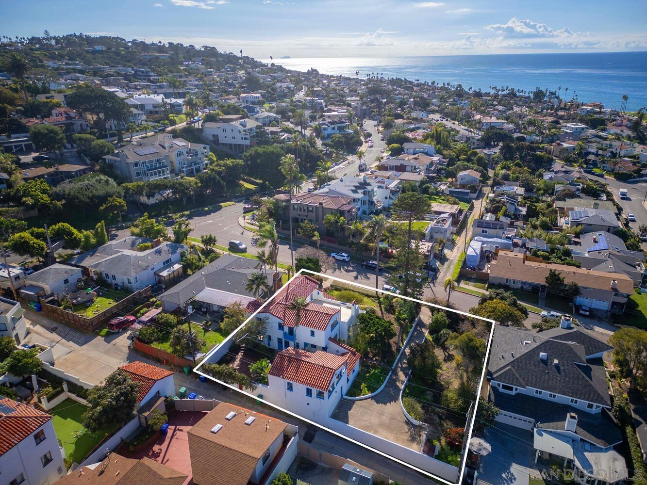 Detail Gallery Image 4 of 75 For 4422  Leon St, San Diego,  CA 92107 - 4 Beds | 4 Baths