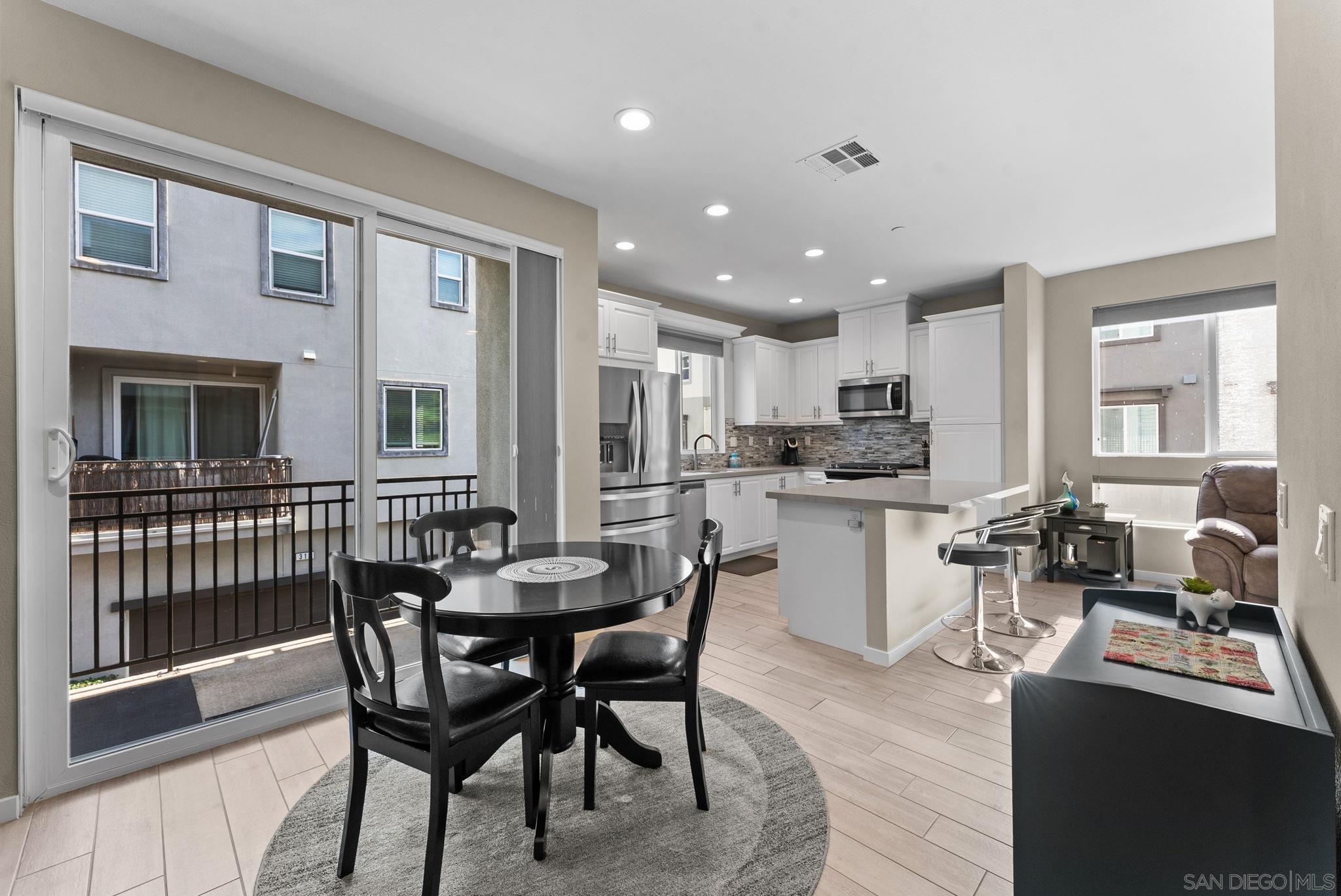 Detail Gallery Image 3 of 29 For 2532  S Escondido Blvd  #204,  Escondido,  CA 92025 - 2 Beds | 2/1 Baths