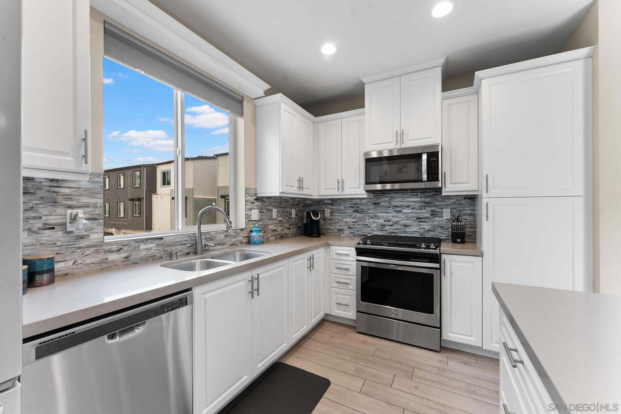 Detail Gallery Image 4 of 29 For 2532  S Escondido Blvd  #204,  Escondido,  CA 92025 - 2 Beds | 2/1 Baths