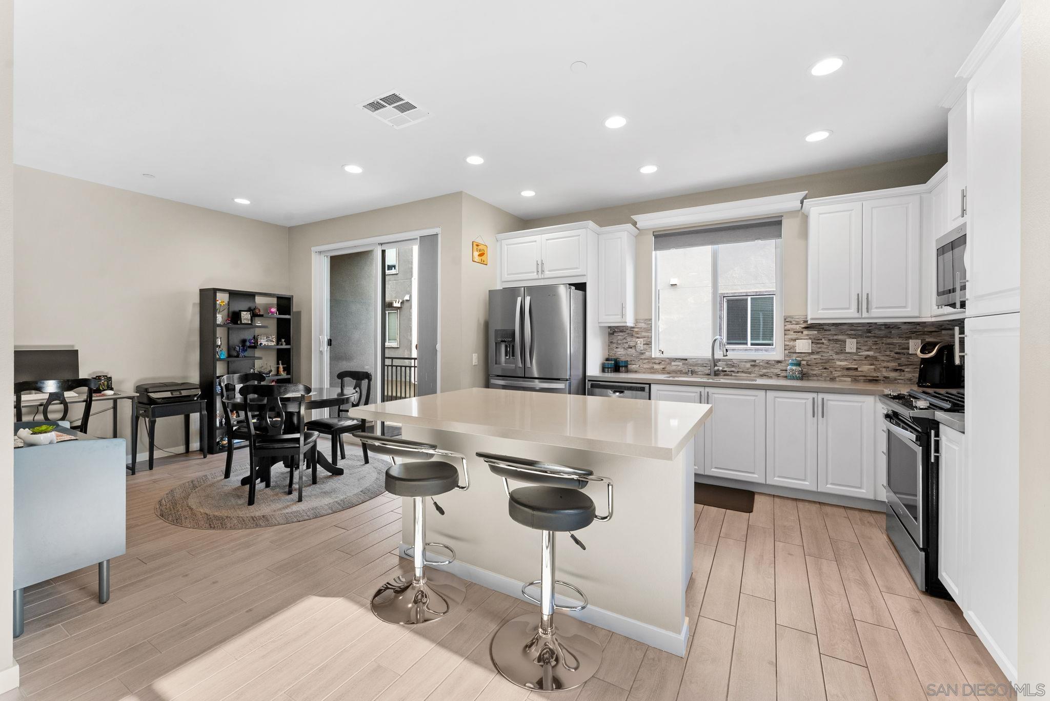 Detail Gallery Image 7 of 29 For 2532  S Escondido Blvd  #204,  Escondido,  CA 92025 - 2 Beds | 2/1 Baths