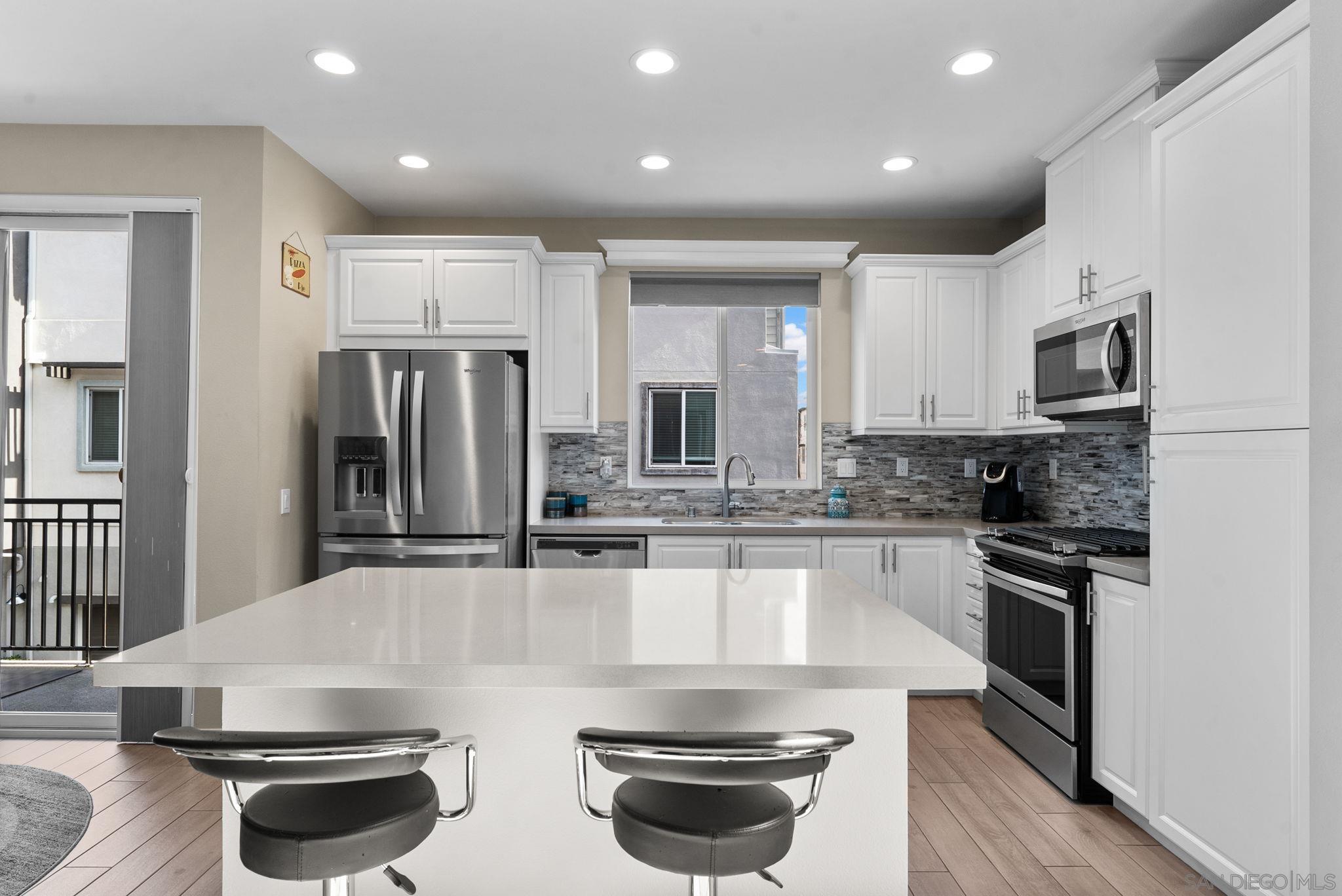 Detail Gallery Image 8 of 29 For 2532  S Escondido Blvd  #204,  Escondido,  CA 92025 - 2 Beds | 2/1 Baths