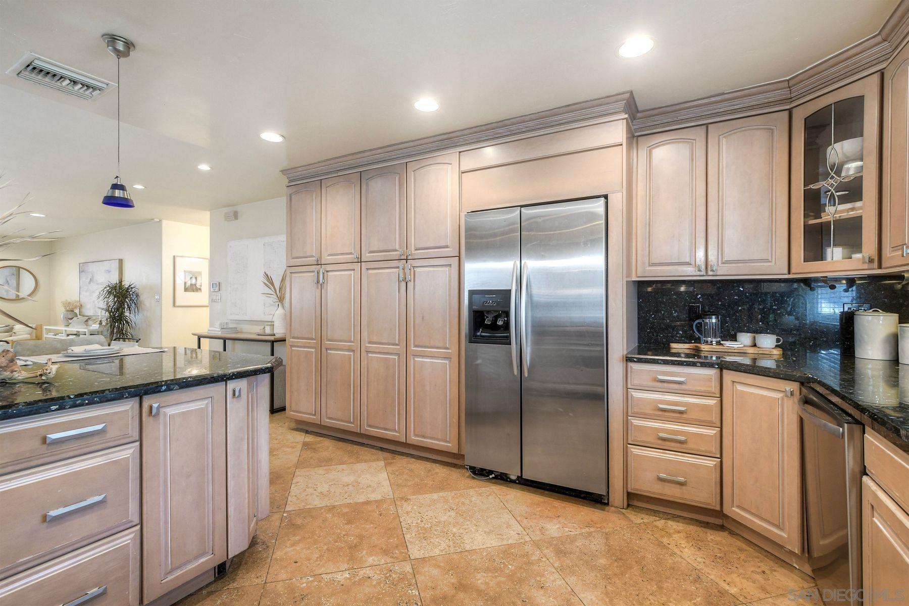 Detail Gallery Image 11 of 26 For 2372  Worden St, San Diego,  CA 92107 - 4 Beds | 2 Baths