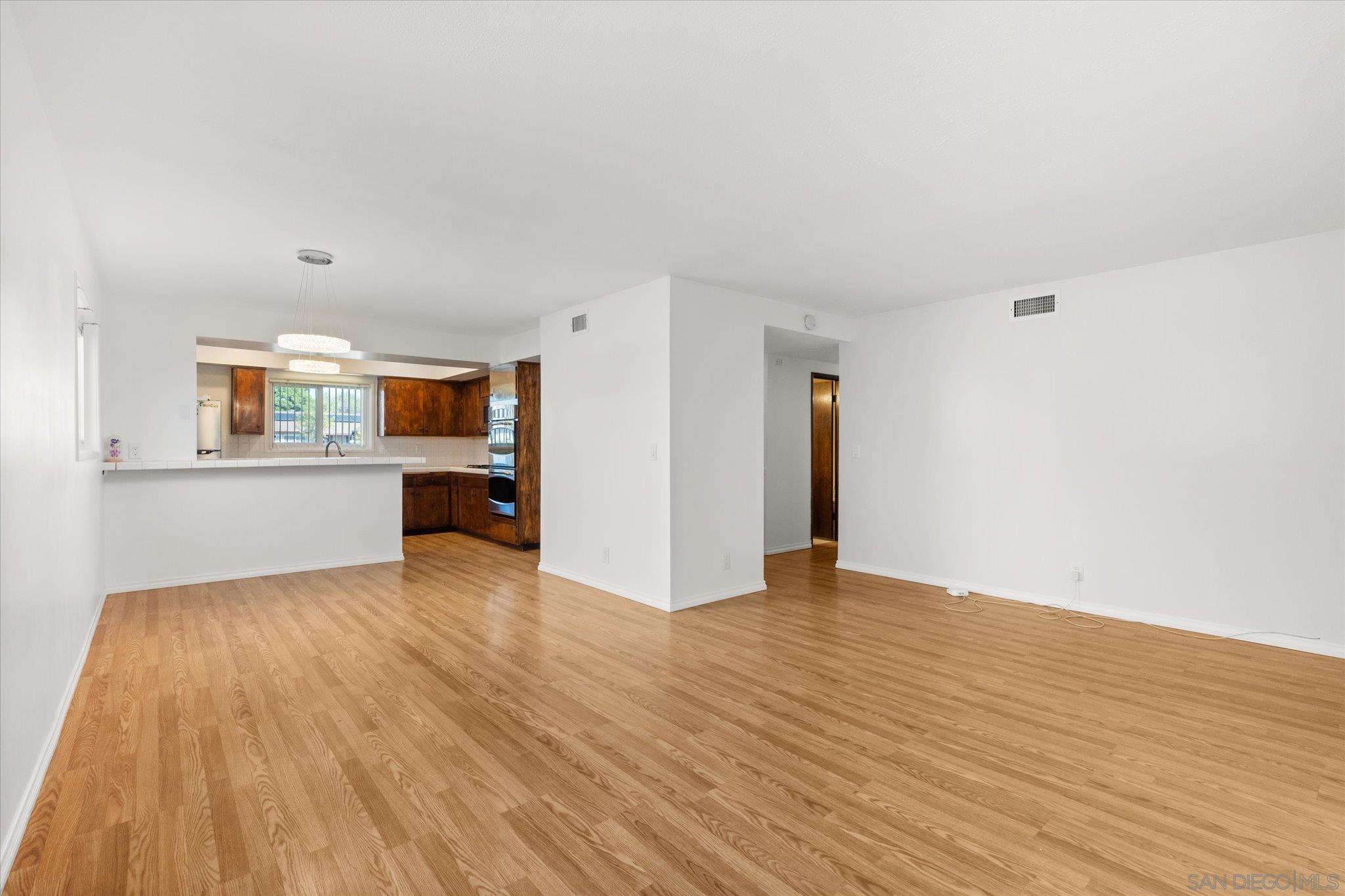 Detail Gallery Image 6 of 62 For 11518  205th St, Lakewood,  CA 90715 - 3 Beds | 2 Baths