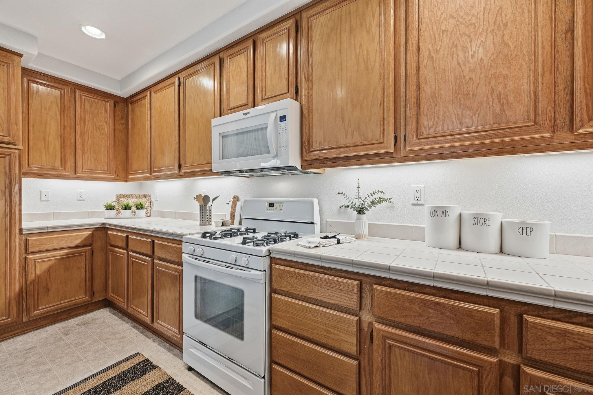 Detail Gallery Image 13 of 32 For 2847  Escala Cir, San Diego,  CA 92108 - 3 Beds | 3 Baths