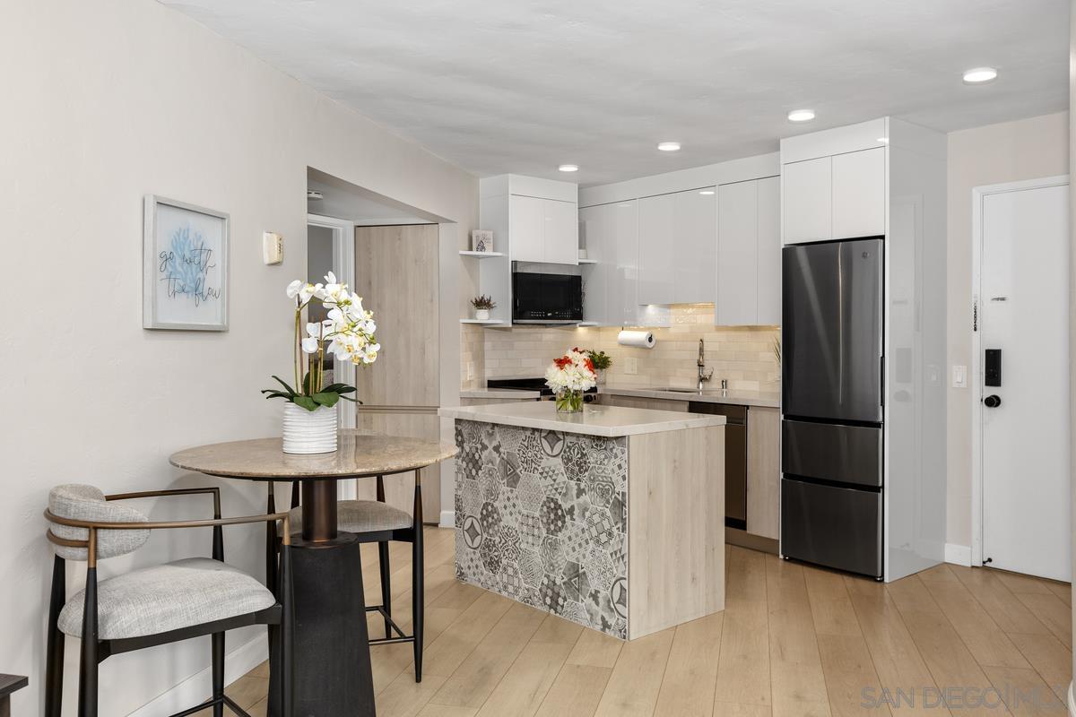 Detail Gallery Image 11 of 27 For 8040  Girard Ave  #2,  La Jolla,  CA 92037 - 2 Beds | 1 Baths