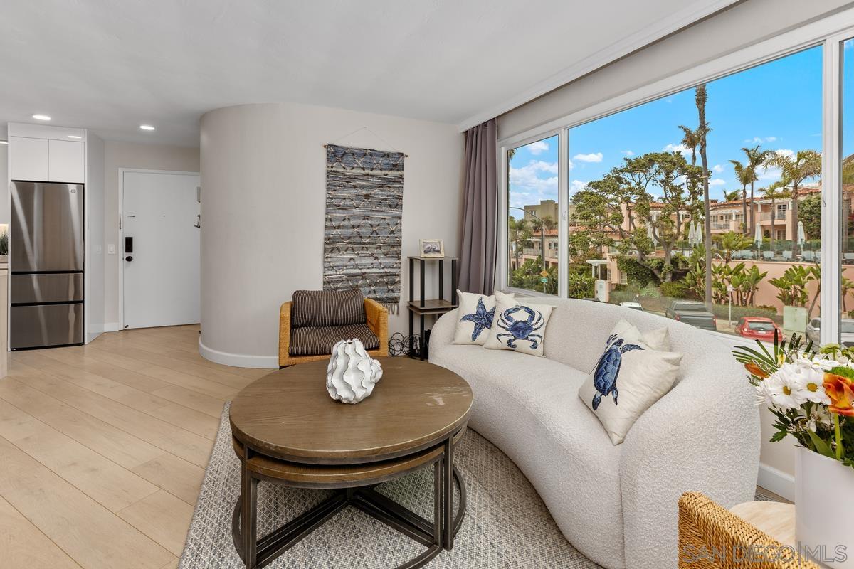 Detail Gallery Image 5 of 27 For 8040  Girard Ave  #2,  La Jolla,  CA 92037 - 2 Beds | 1 Baths