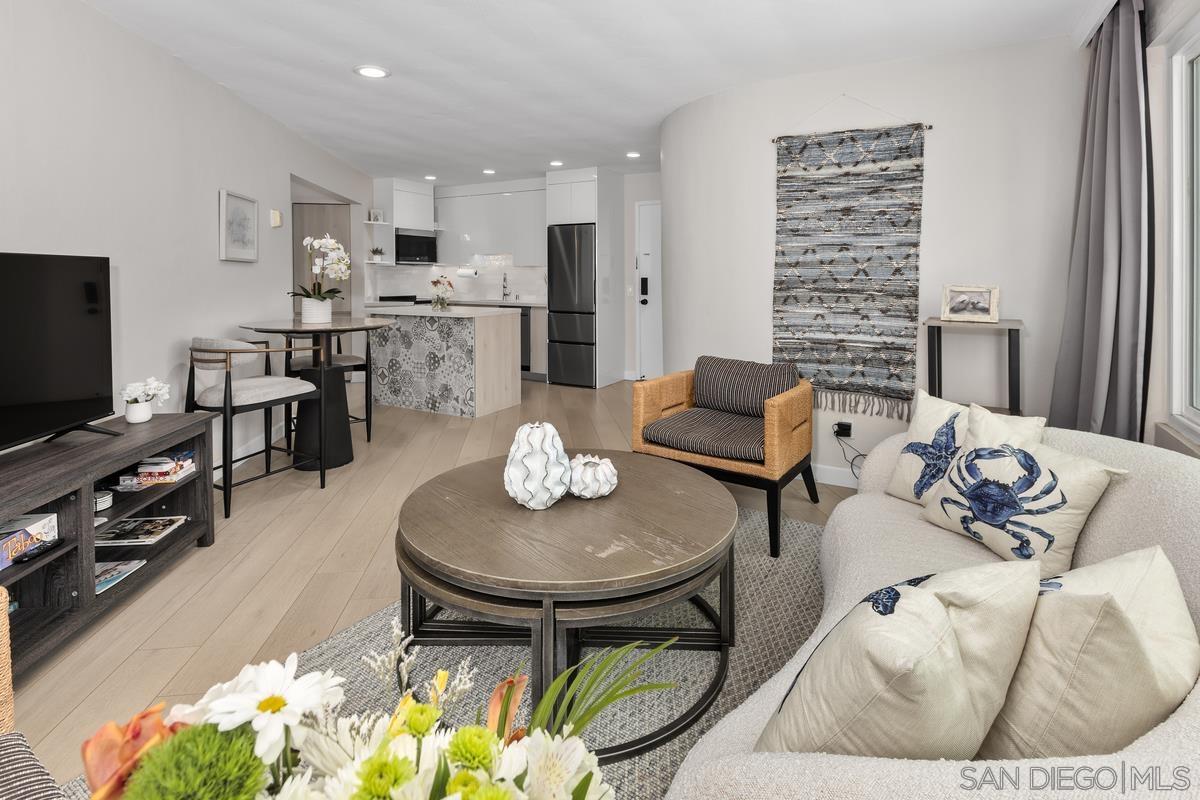 Detail Gallery Image 6 of 27 For 8040  Girard Ave  #2,  La Jolla,  CA 92037 - 2 Beds | 1 Baths