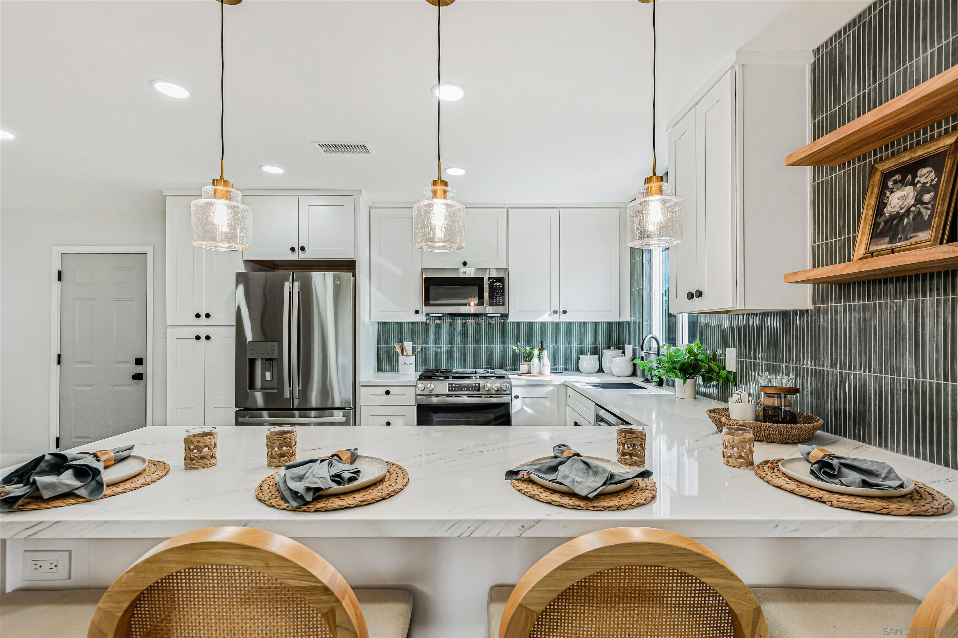 Detail Gallery Image 5 of 28 For 4820  Siesta Dr, Oceanside,  CA 92057 - 3 Beds | 2 Baths