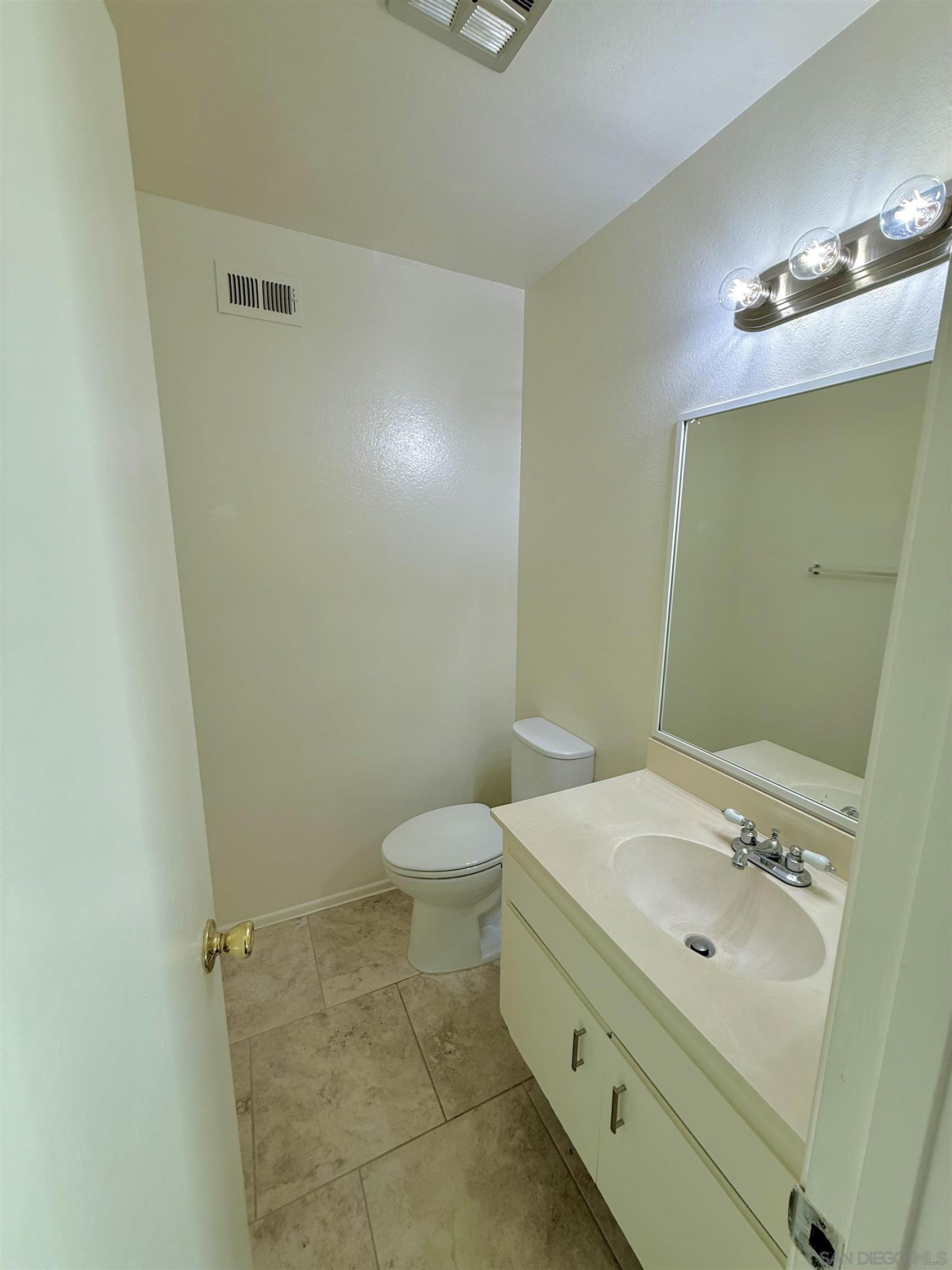 Detail Gallery Image 2 of 11 For 2139  via Esmarca, Oceanside,  CA 92054 - 2 Beds | 1/1 Baths